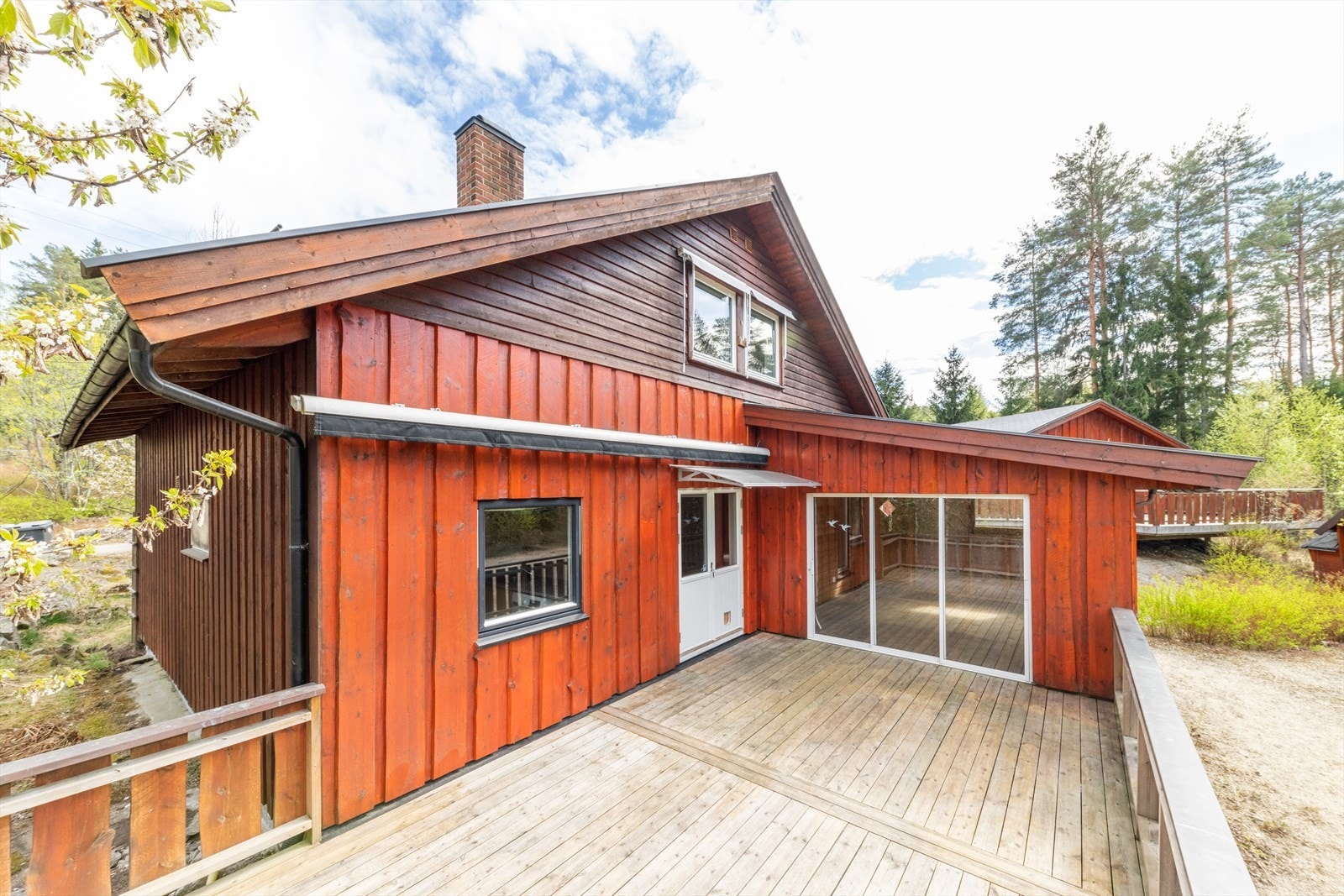 Solrik terrasse med god plass til sittegrupper og grill Galleribilde