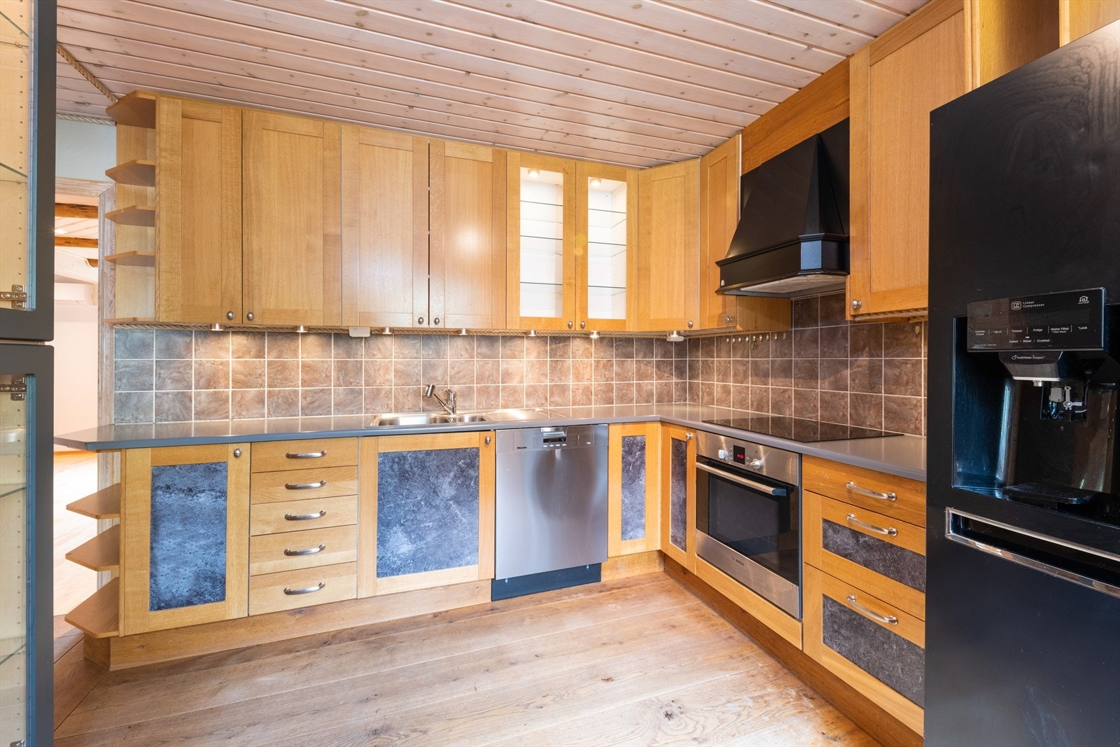 Separat kjøkken med god skap- og benkeplass Galleribilde