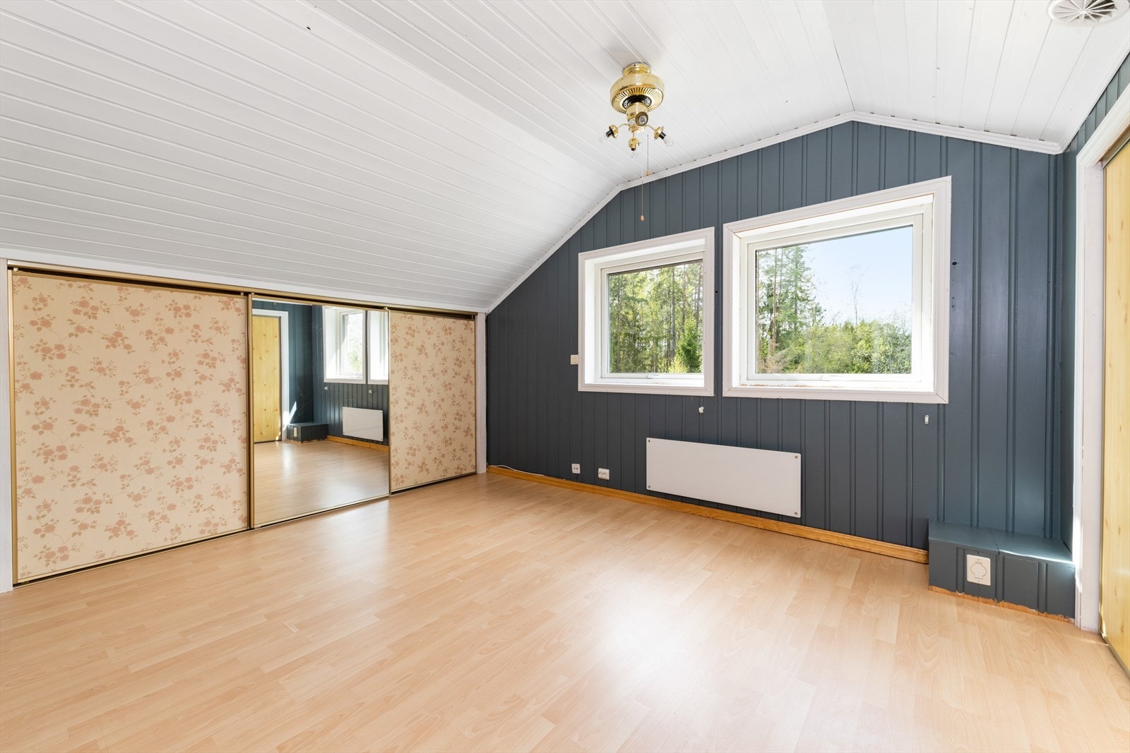 Stort hovedsoverom med skyvedører mot kneloft Galleribilde