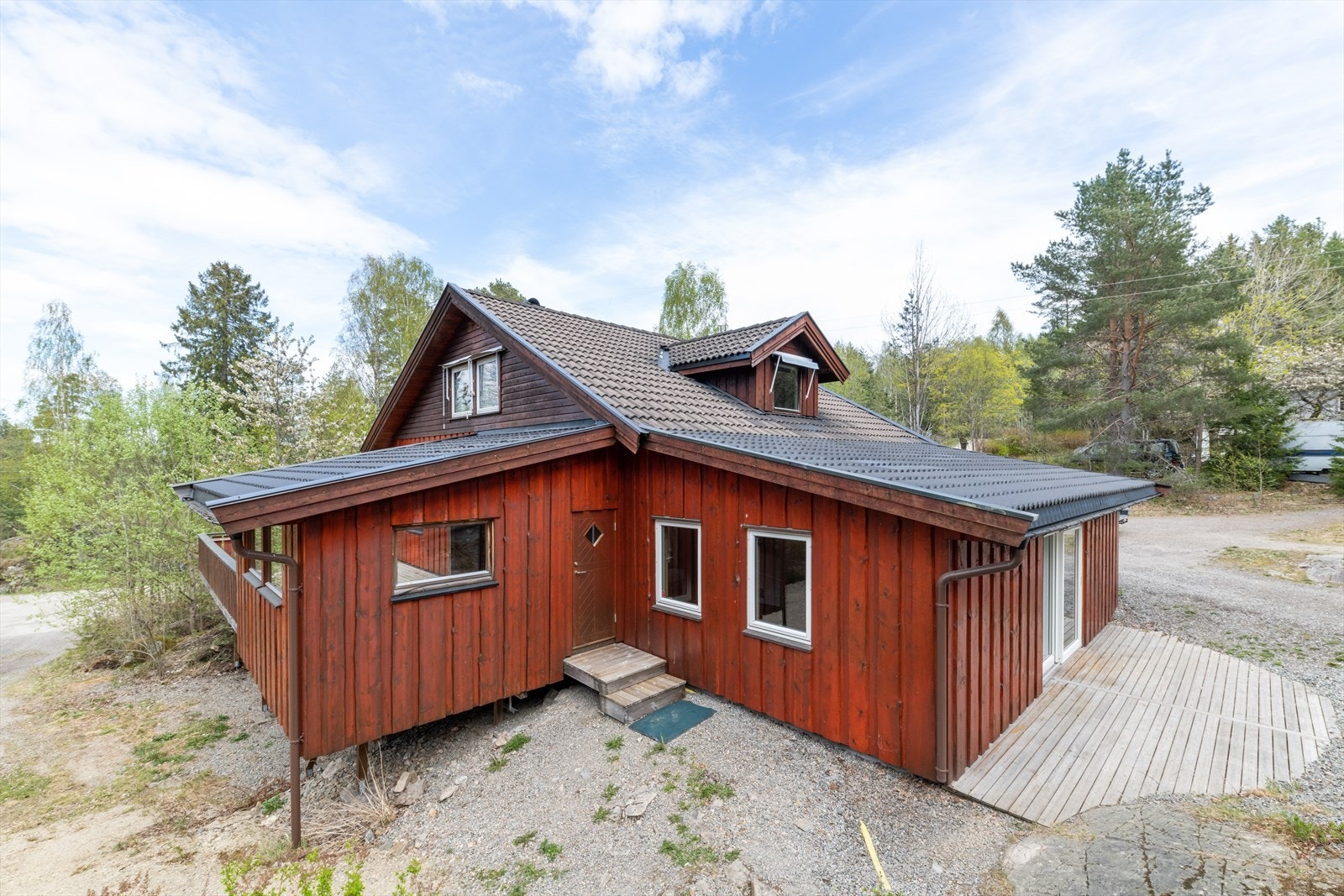 Idyllisk og innholdsrik fritidseiendom midt i skogen Galleribilde