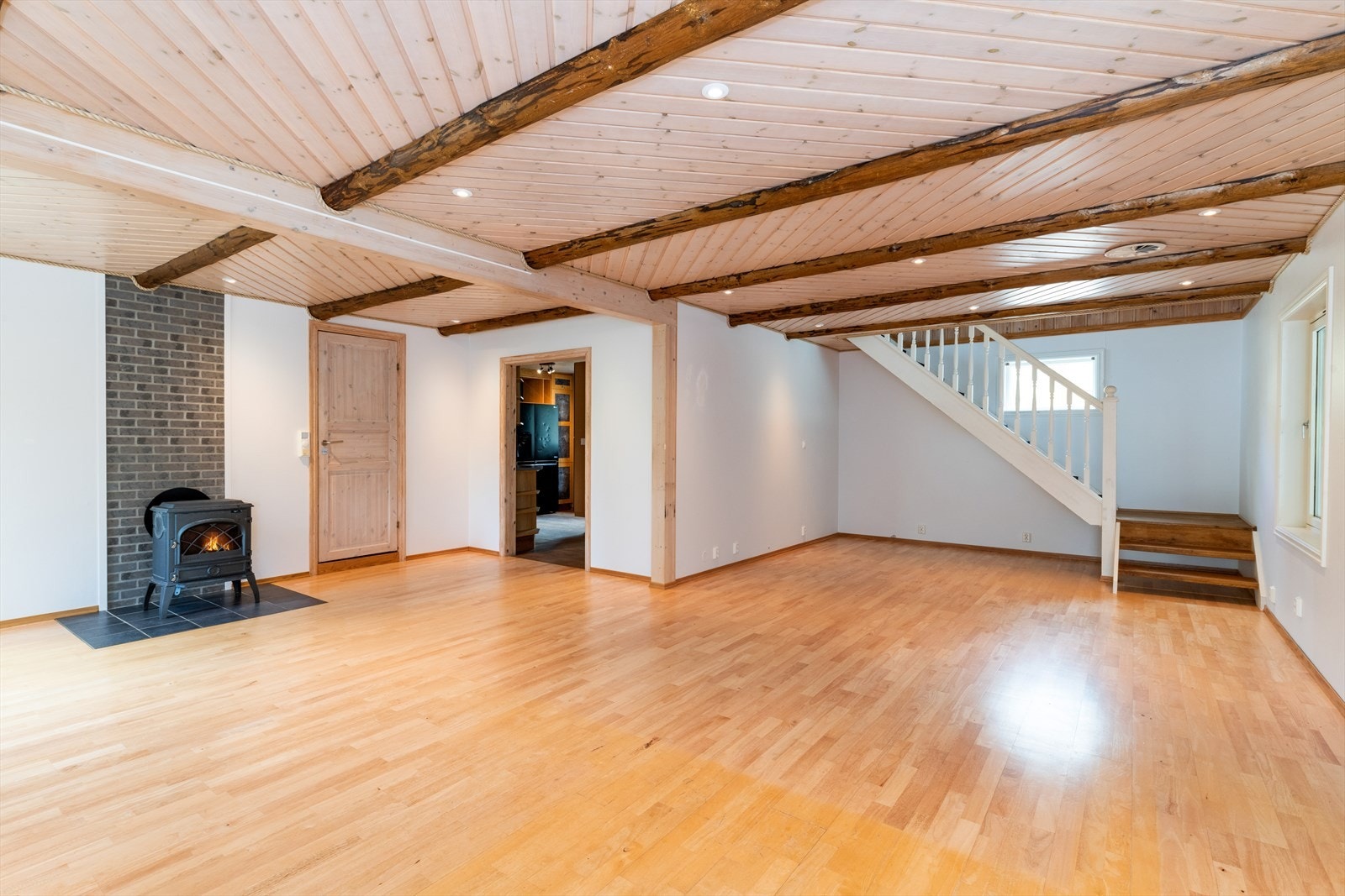 Stor og lys stue med god plass til sofagruppe, mediamøbler og spisestuebord. Galleribilde