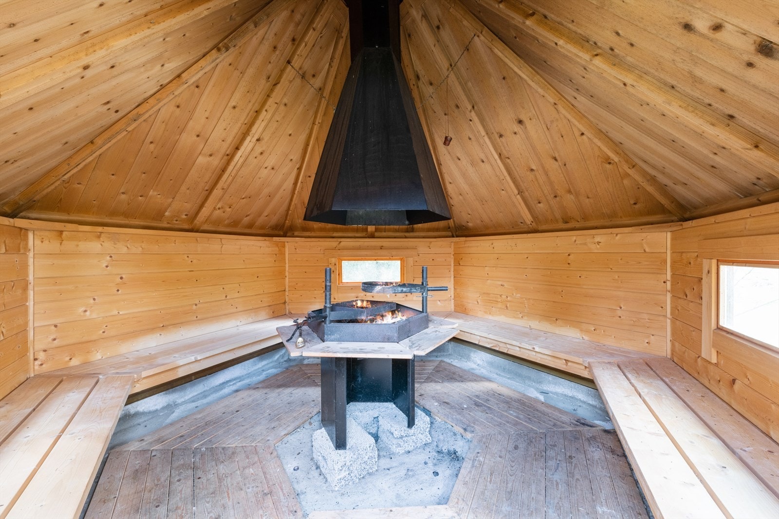 Samle venner og familie for hygge i bålhytta Galleribilde