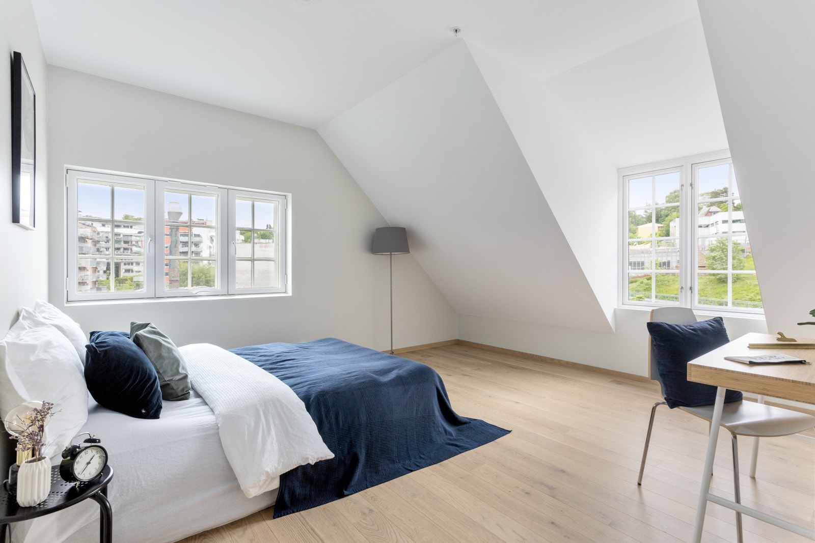 Romslig hovedsoverom med god plass til seng, nattbord og garderobe Galleribilde