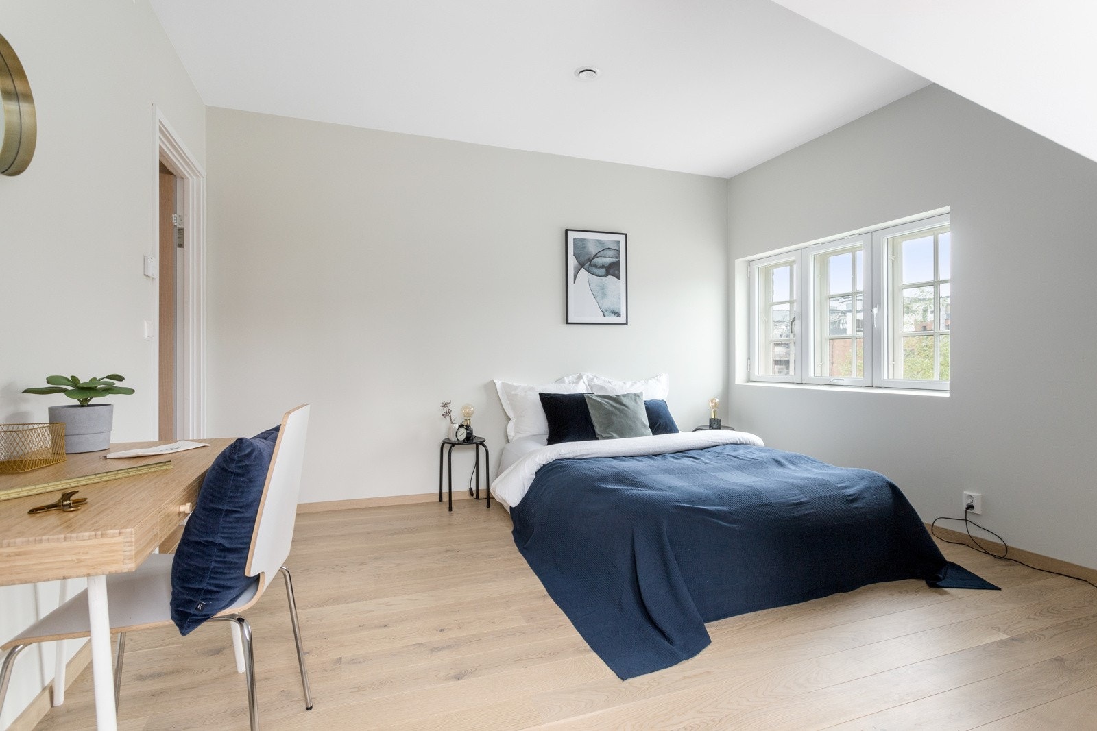 Romslig hovedsoverom med god plass til seng, nattbord og garderobe Galleribilde