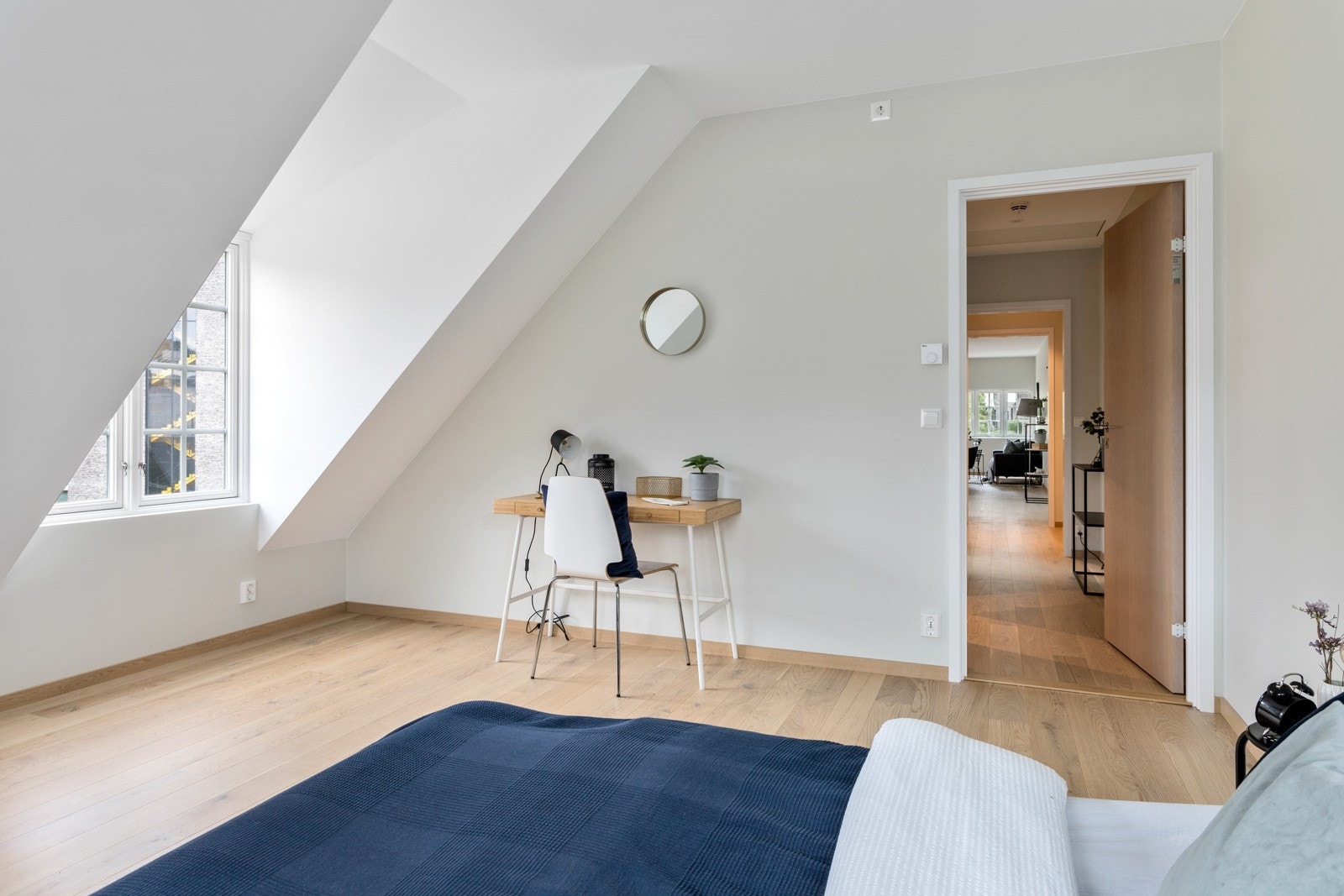 Romslig hovedsoverom med god plass til seng, nattbord og garderobe Galleribilde