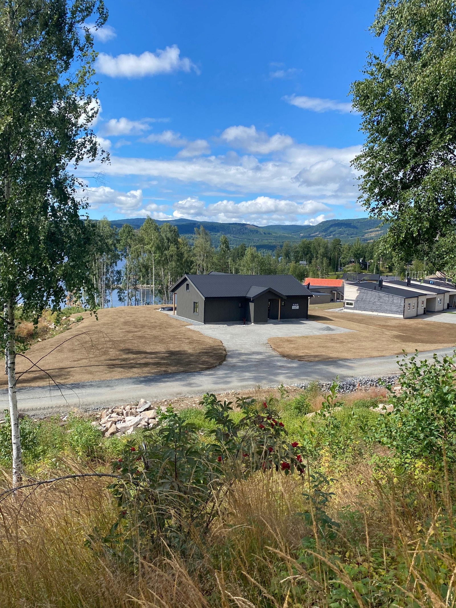 Denne hytta har vi ferdigstillet utvendig og gjort det klart slik at du kan sette ditt preg på det innvendige. Galleribilde
