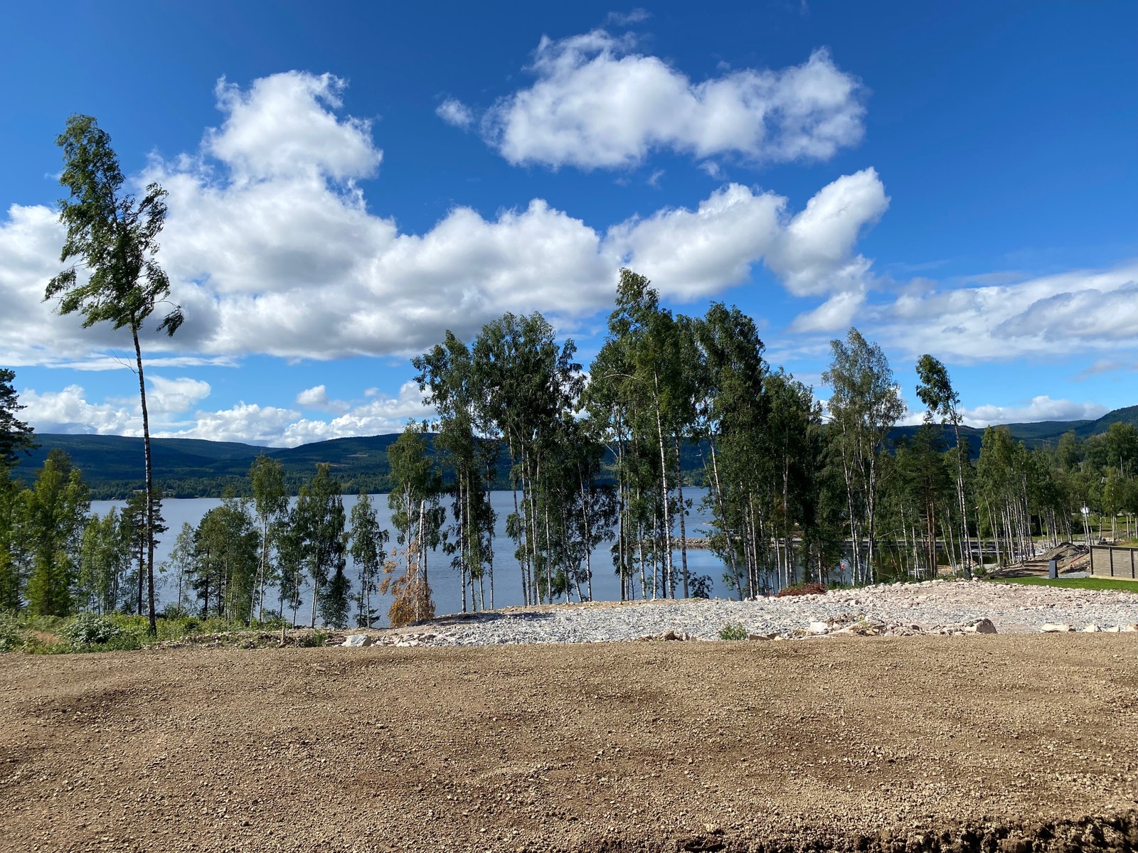 Utsikt fra terrassen mot sjøen og mot vest. Galleribilde