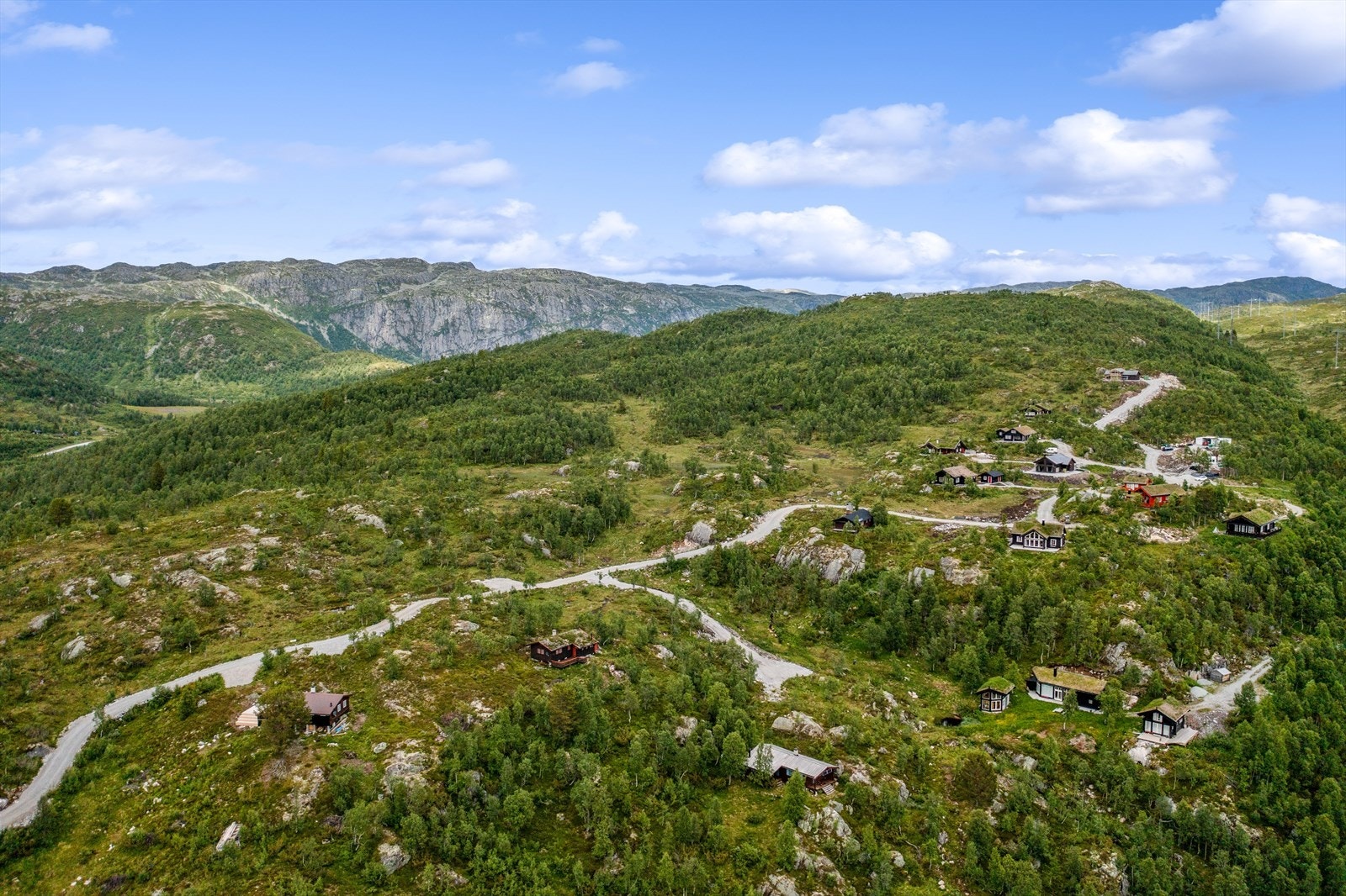 Eiendommen er tilknyttet privat ledningsnett for veg, vann og avløp og faktureres av Kyrkjestøyl Hyttebygg Galleribilde