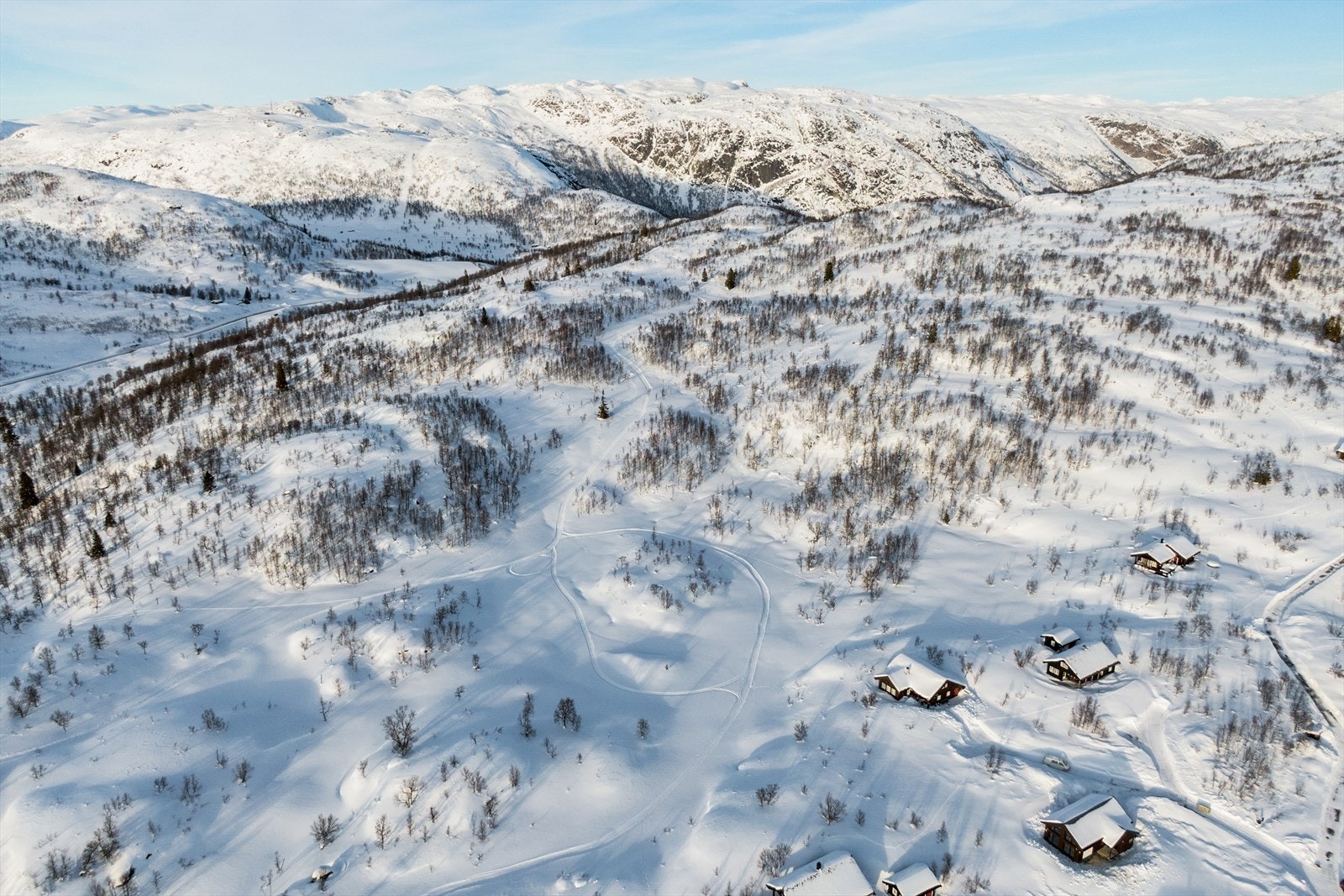 Skiløyper og urørt natur tett på. Galleribilde