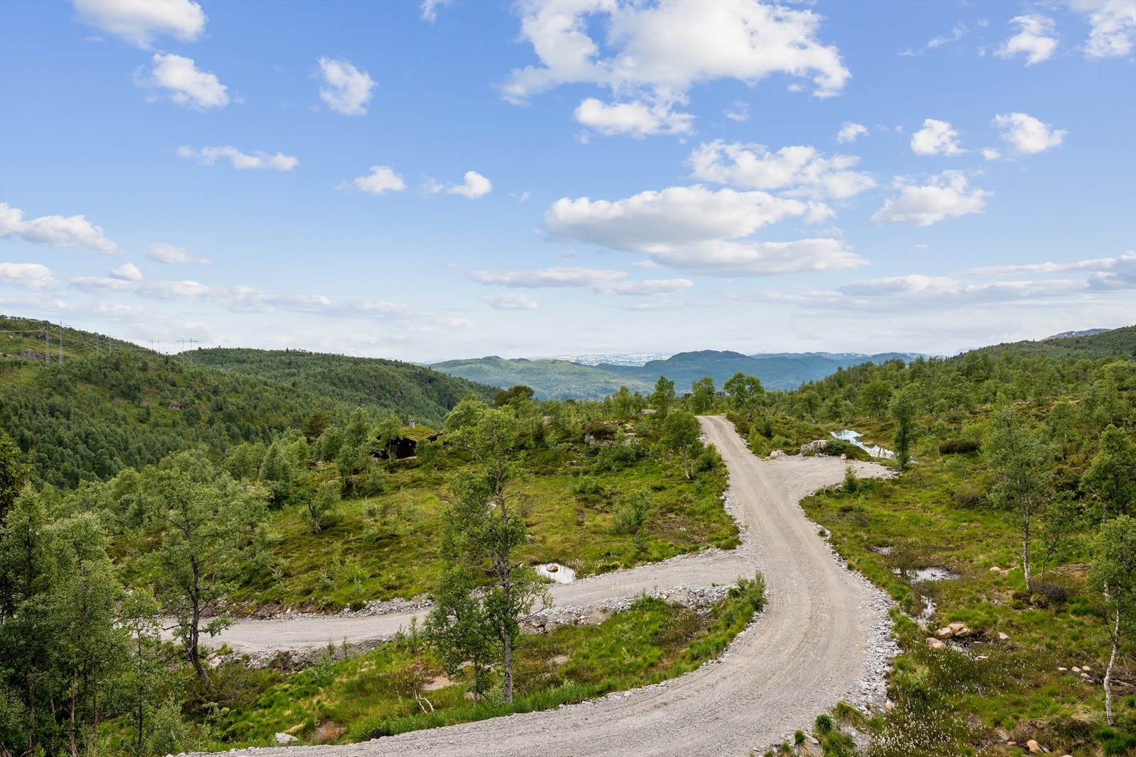 Det er helårsveg til hyttefeltet som måkes og strøs ved behov. Galleribilde