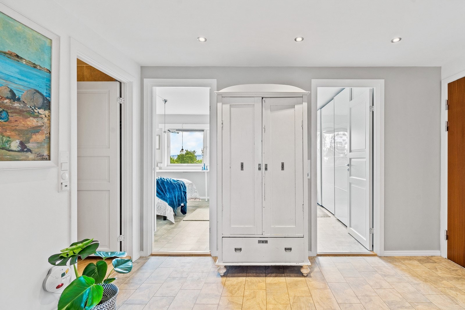 Inngang til leilighetens to soverom og baderom. Galleribilde