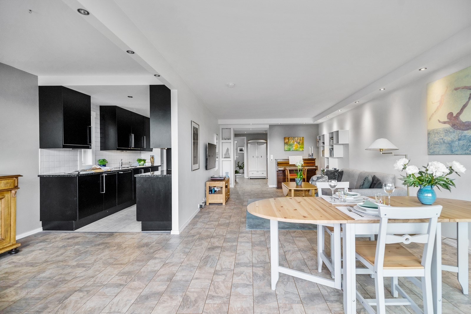 Praktisk planløsning med naturlig inndelte soner. Galleribilde