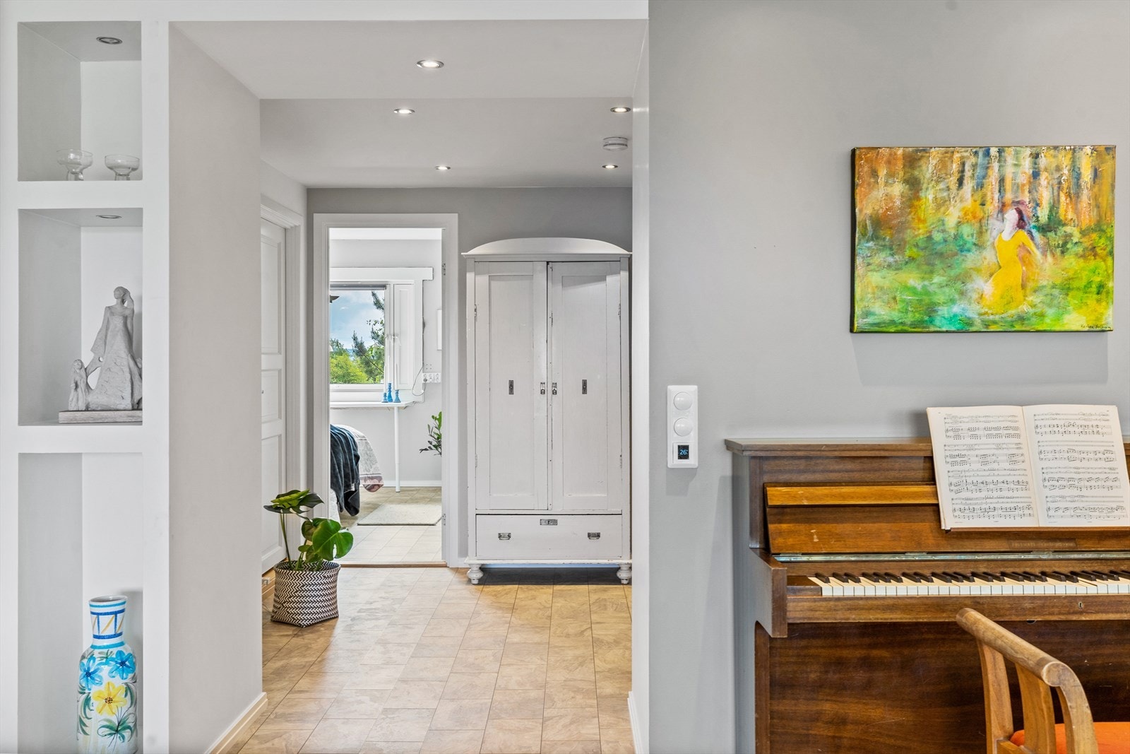 Leiligheten har plassbygde løsninger og downlights i himling. Galleribilde