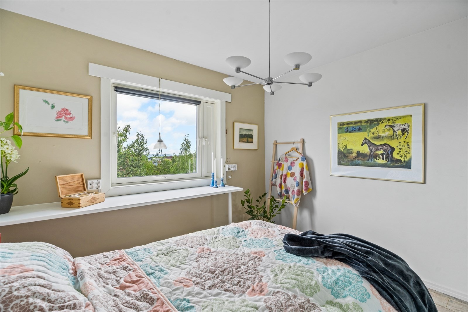 Fra soverommene er det utsikt mot rolige grøntområder. Galleribilde