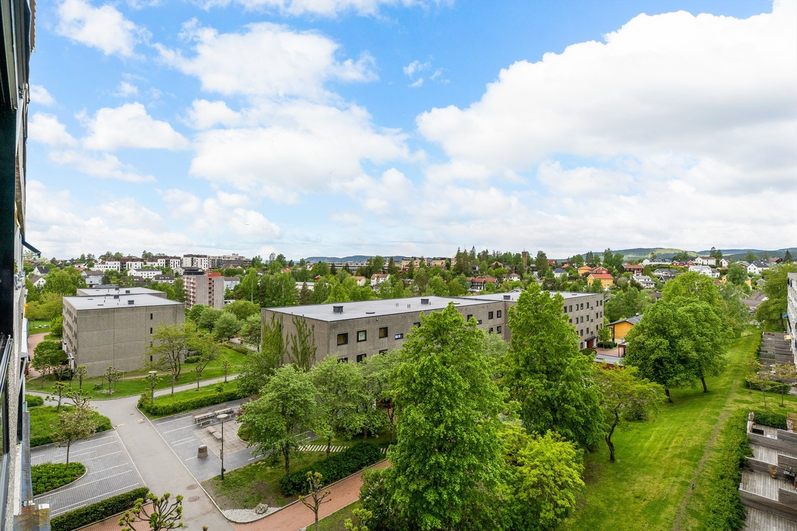 Leiligheten ligger høyt og fritt med utsyn over det frodige landskapet. Galleribilde