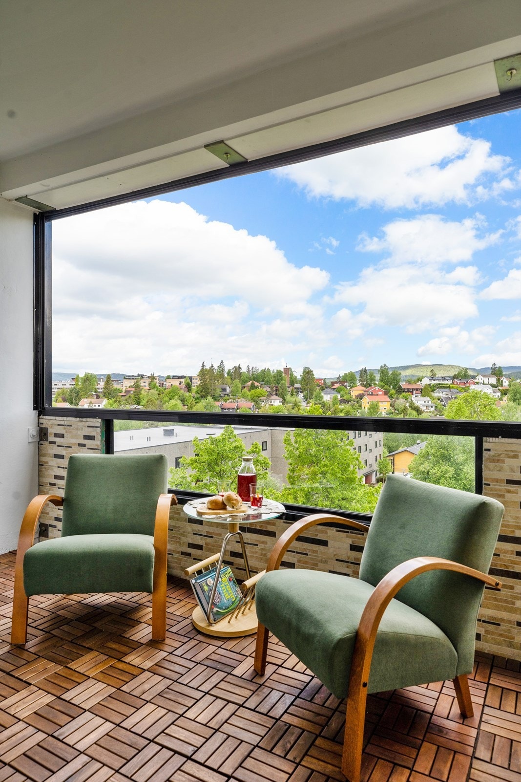 Stor vestvendt balkong med gode solforhold. Galleribilde
