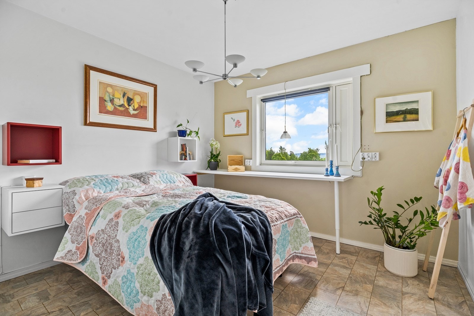 Stort hovedsoverom med god plass til dobbeltseng, nattbord og garderobeskap. Galleribilde