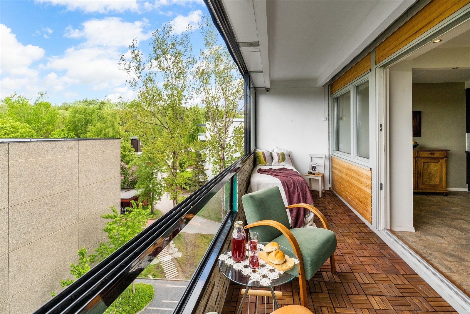 Stor vestvendt balkong med kveldssol. Verandaen er overbygd og innglasset og er en fin forlengelse av stuen store deler av året. Galleribilde