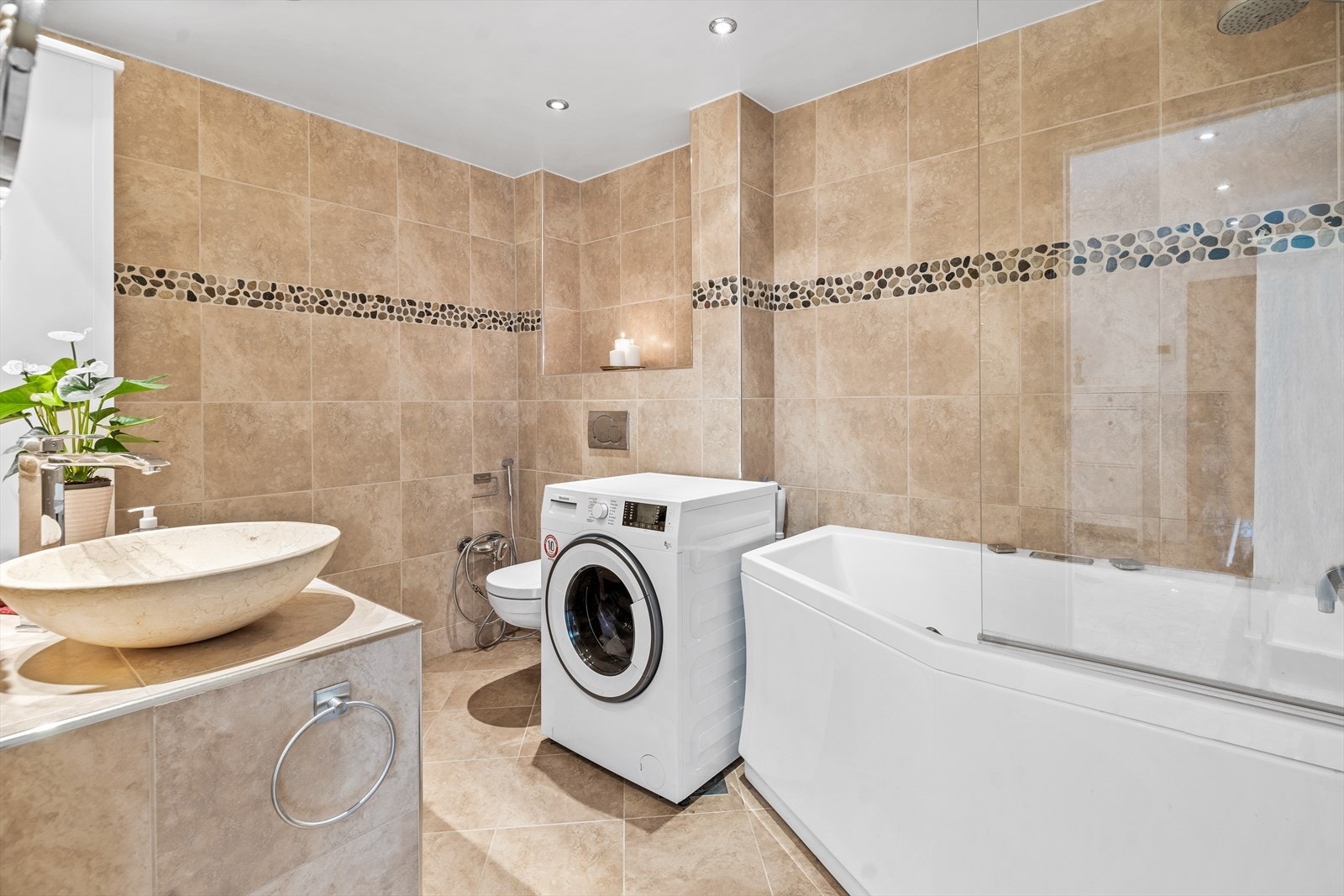 Flott baderom med designmessig preg, oppusset i 2012. Galleribilde