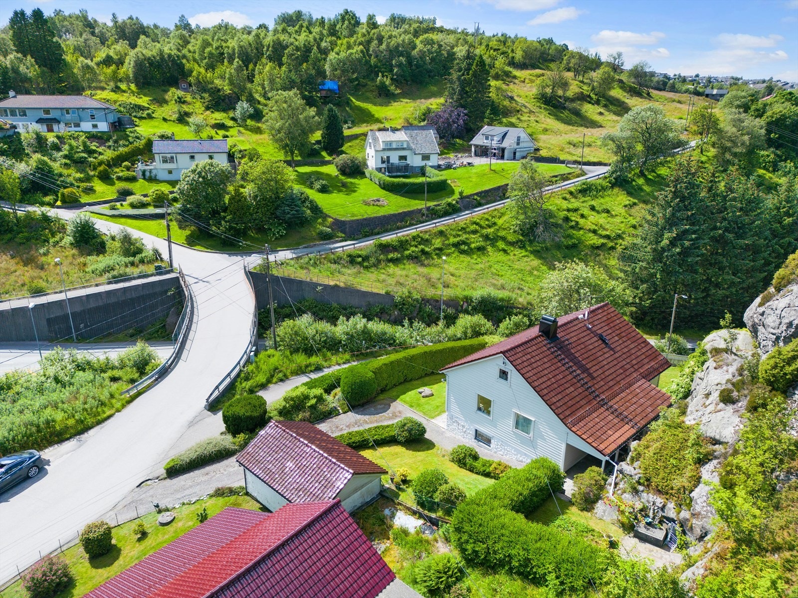 Her bor man kun få hundre meter fra Kleppe skole og barnehage, det er også kort gange til Askøy Senter. Galleribilde