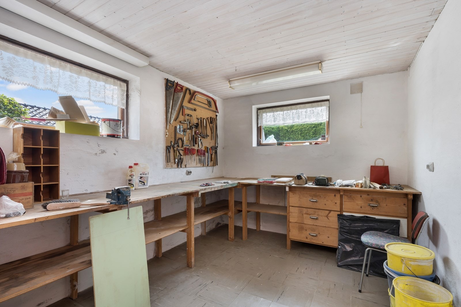 Verksted i kjelleretasjen har god plass til verktøy og redskap. Galleribilde