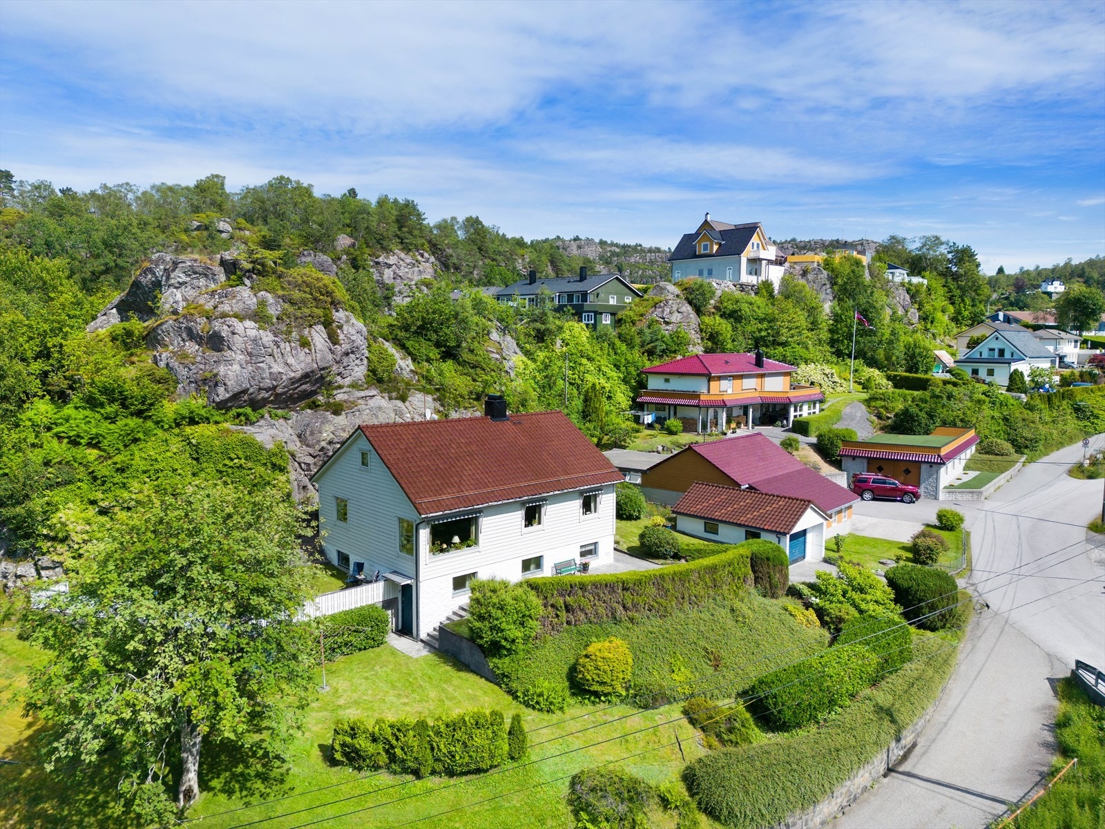 Boligen ligger høyt i et veletablert boligområde med kort vei til skole, barnehage, lekeplass, idrettsanlegg, busstopp, dagligvarebutikk og flotte turområder. Galleribilde