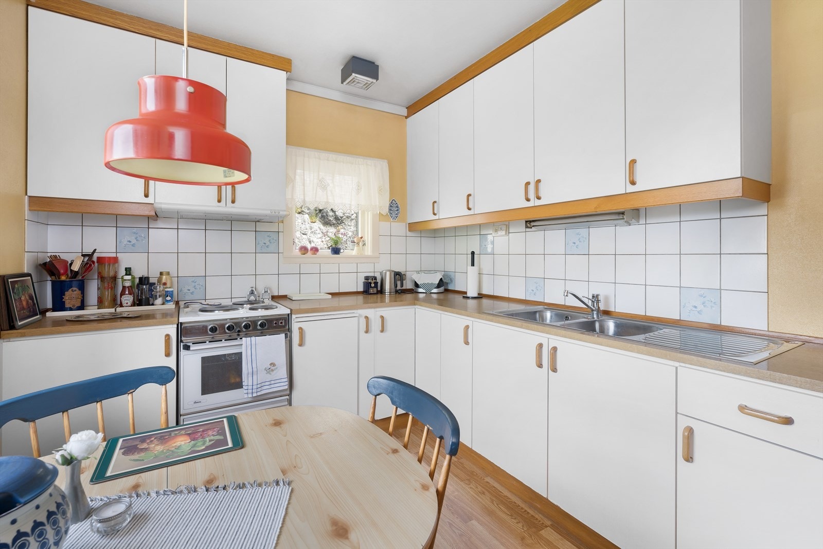 Kjøkkenet har hvitevarer som kjøleskap, komfyr og micro. Galleribilde