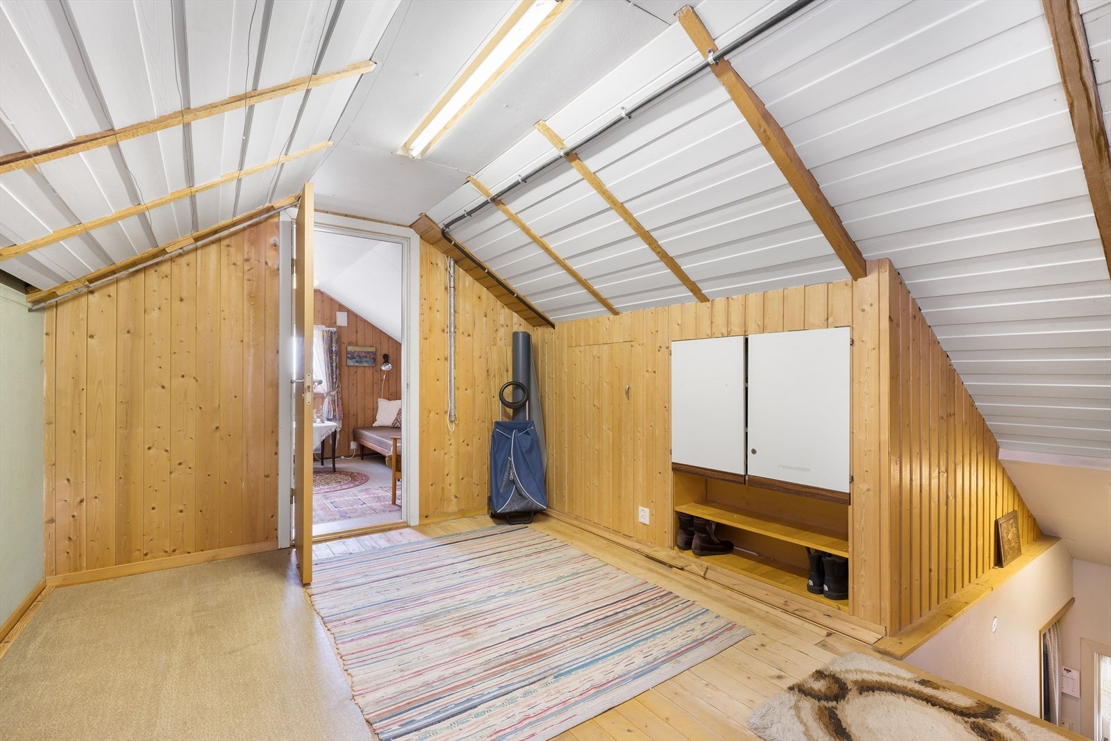 Opp i loftsetasjen finner man loftstue og to soverom. Her er det kneloft/kott med god lagringsplass. Galleribilde