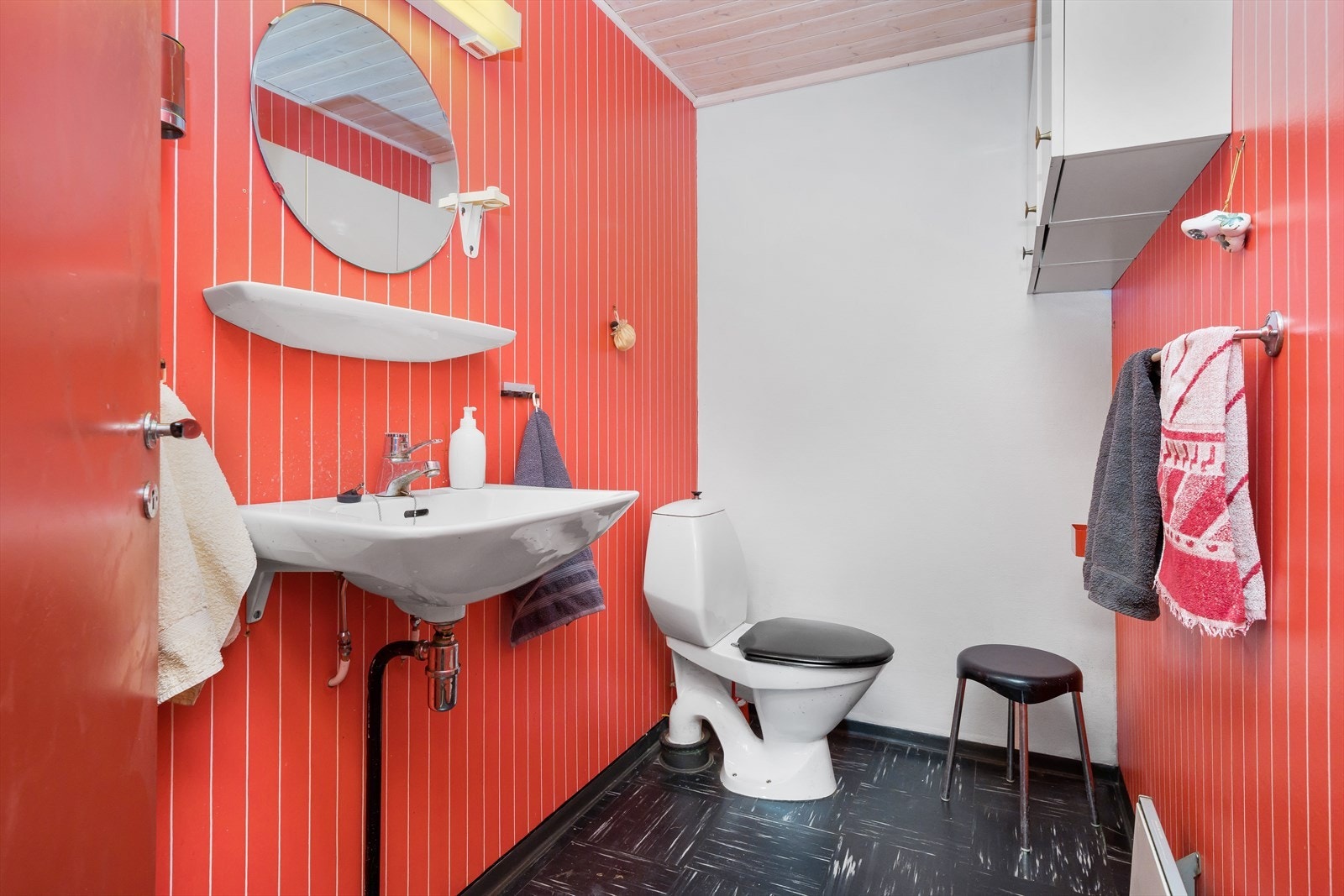 Wc-rom med vinyl på gulv. Rommet er innredet med toalett og servant. Galleribilde