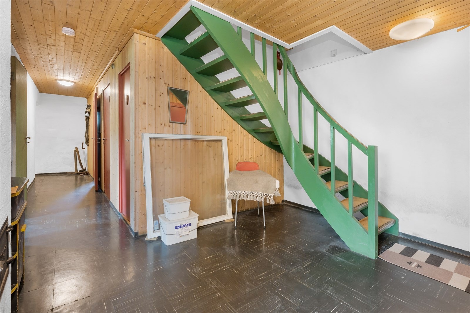 Ned i kjelleretasjen finner man gang, stue, vaskerom, wc, bod, teknisk rom og verksted. Galleribilde