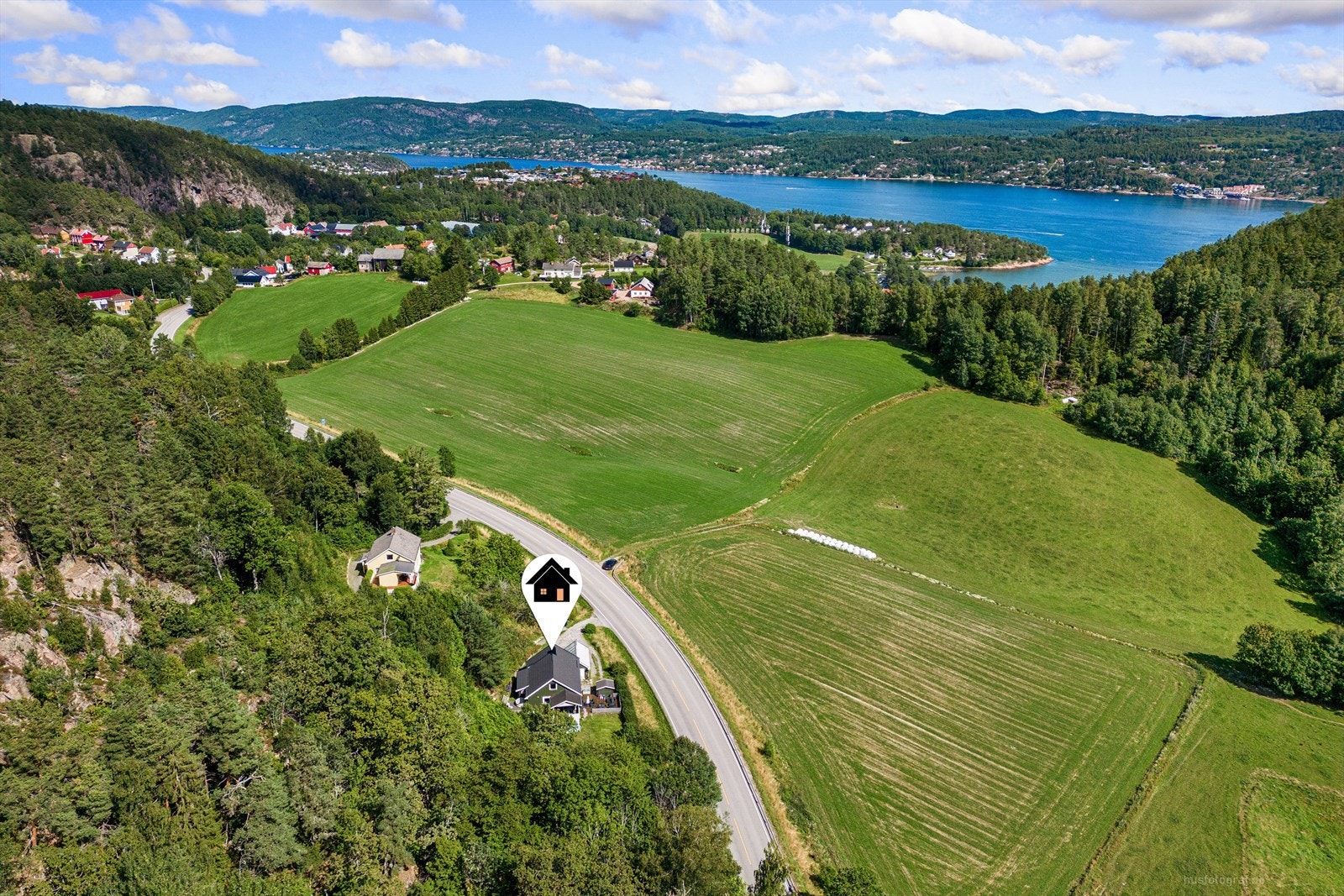 Dronefoto med Holmsbu i bakgrunnen Galleribilde