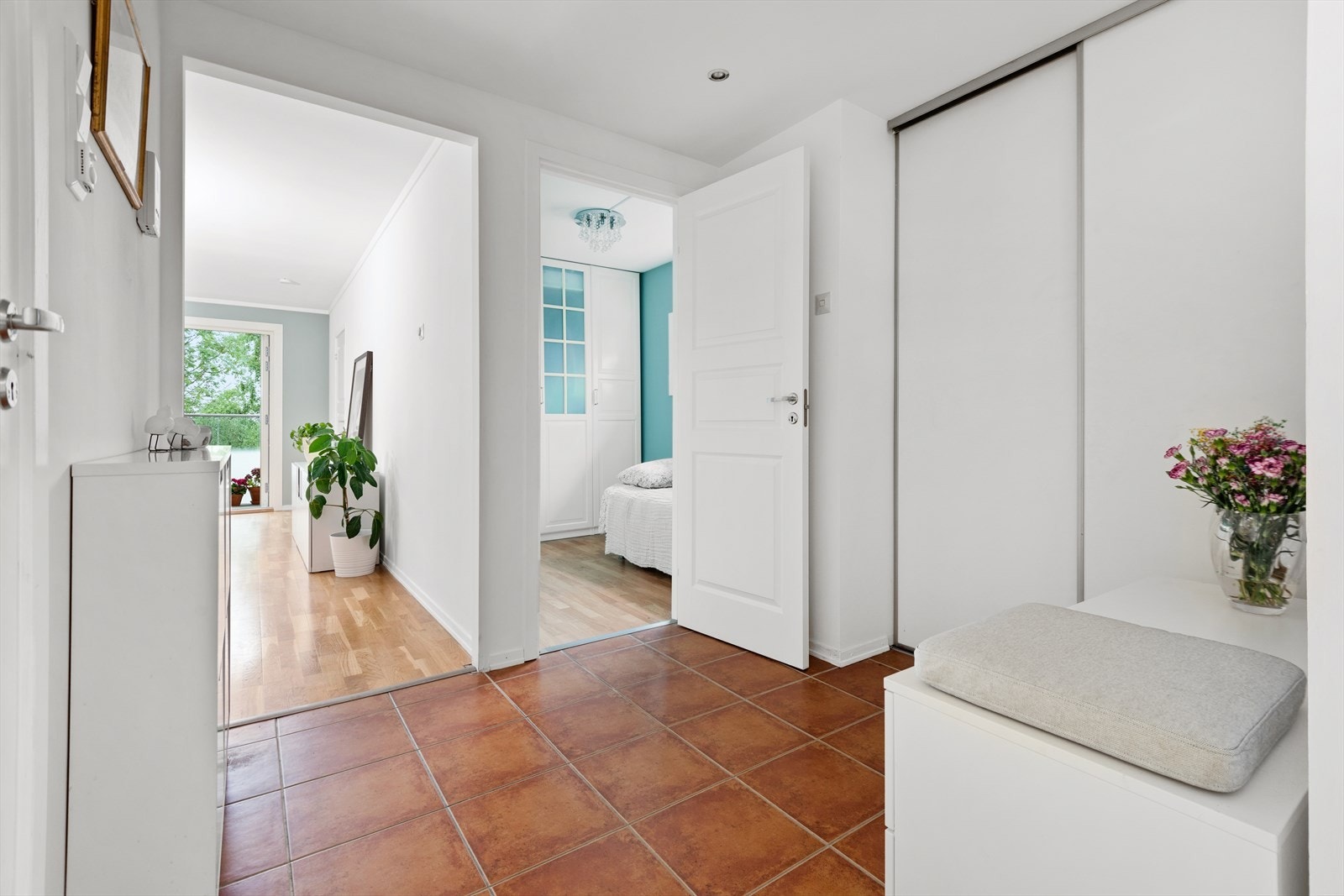 Stor romslig entrè som gir godt førsteinntrykk av leiligheten Galleribilde