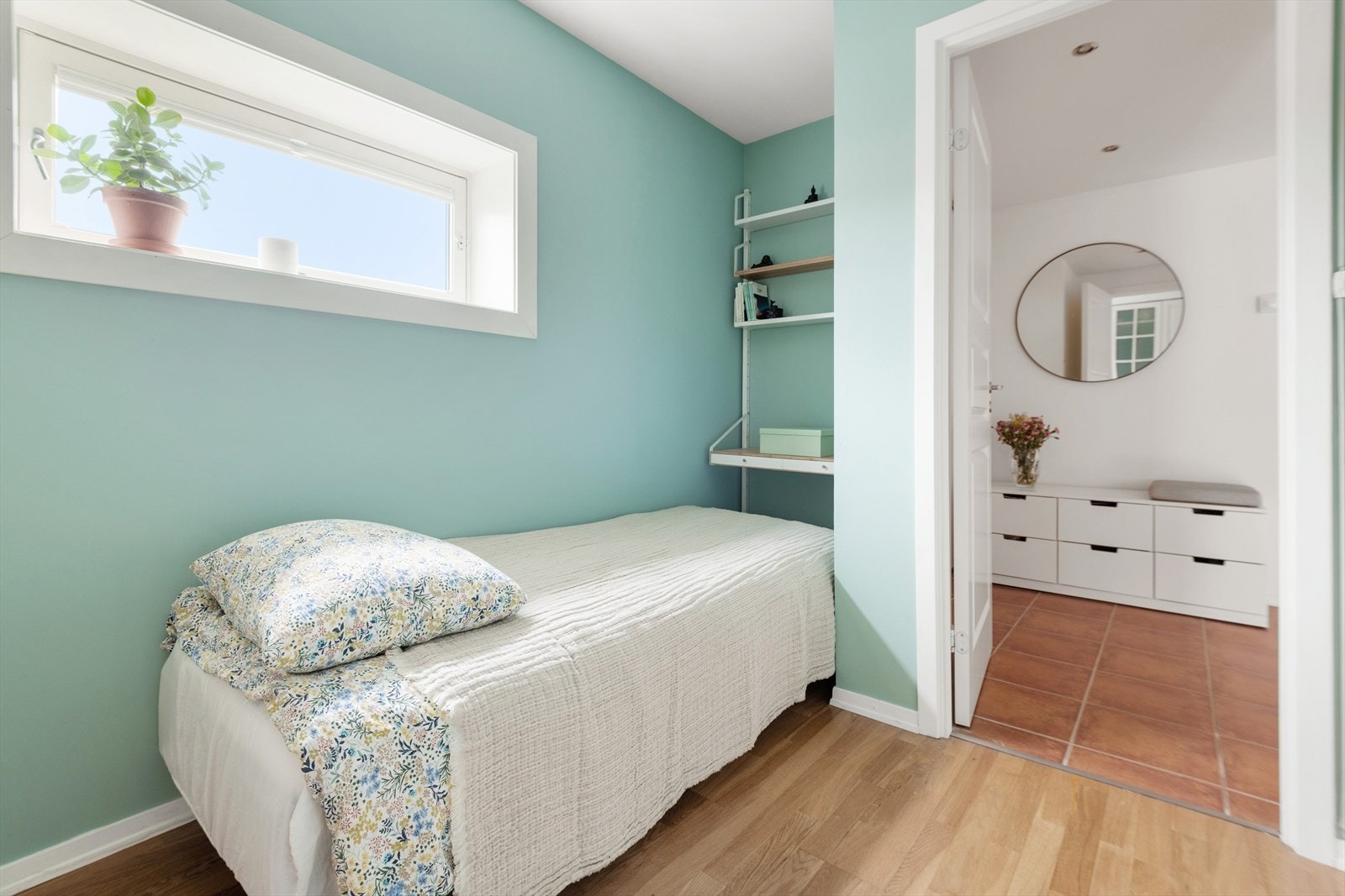 Alkoven er også av god størrelse, med plass for seng og nattbord Galleribilde