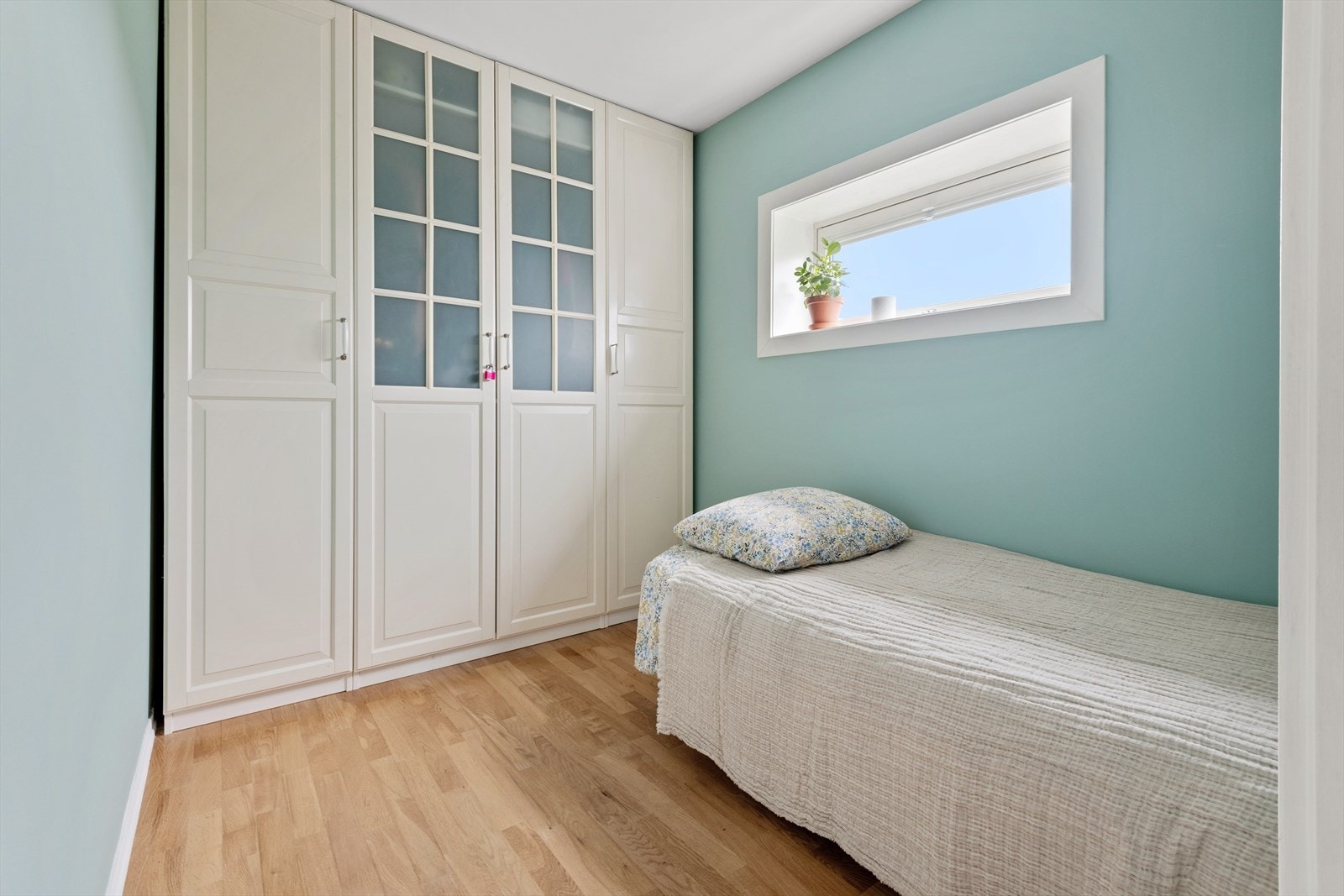 Godt med oppbevaring i doble garderobeskap Galleribilde