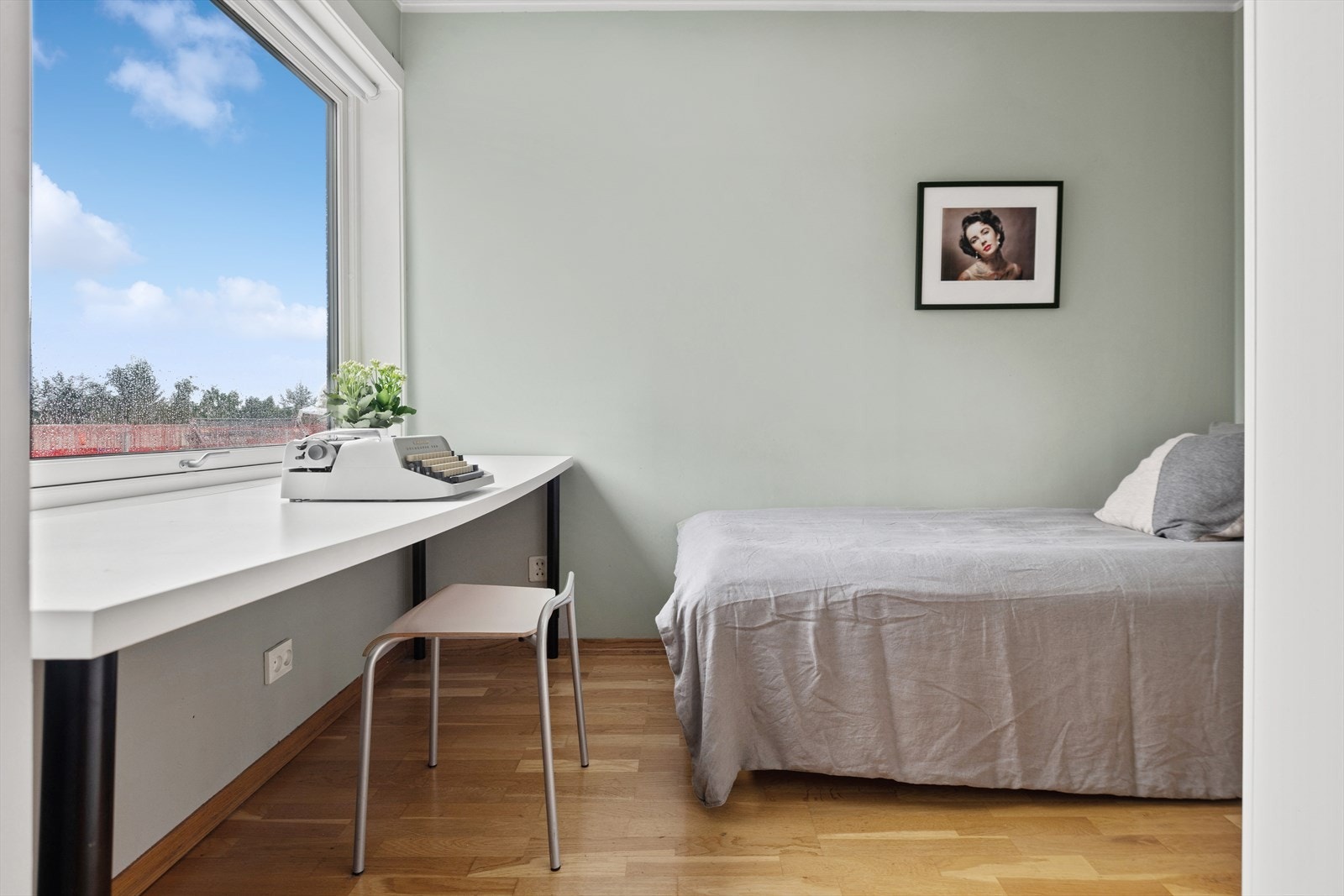 Leiligheten har en pent soverom samt alkove. Soverommet er av god størrelse, med stort flott vindu som slipper inn godt med lys Galleribilde