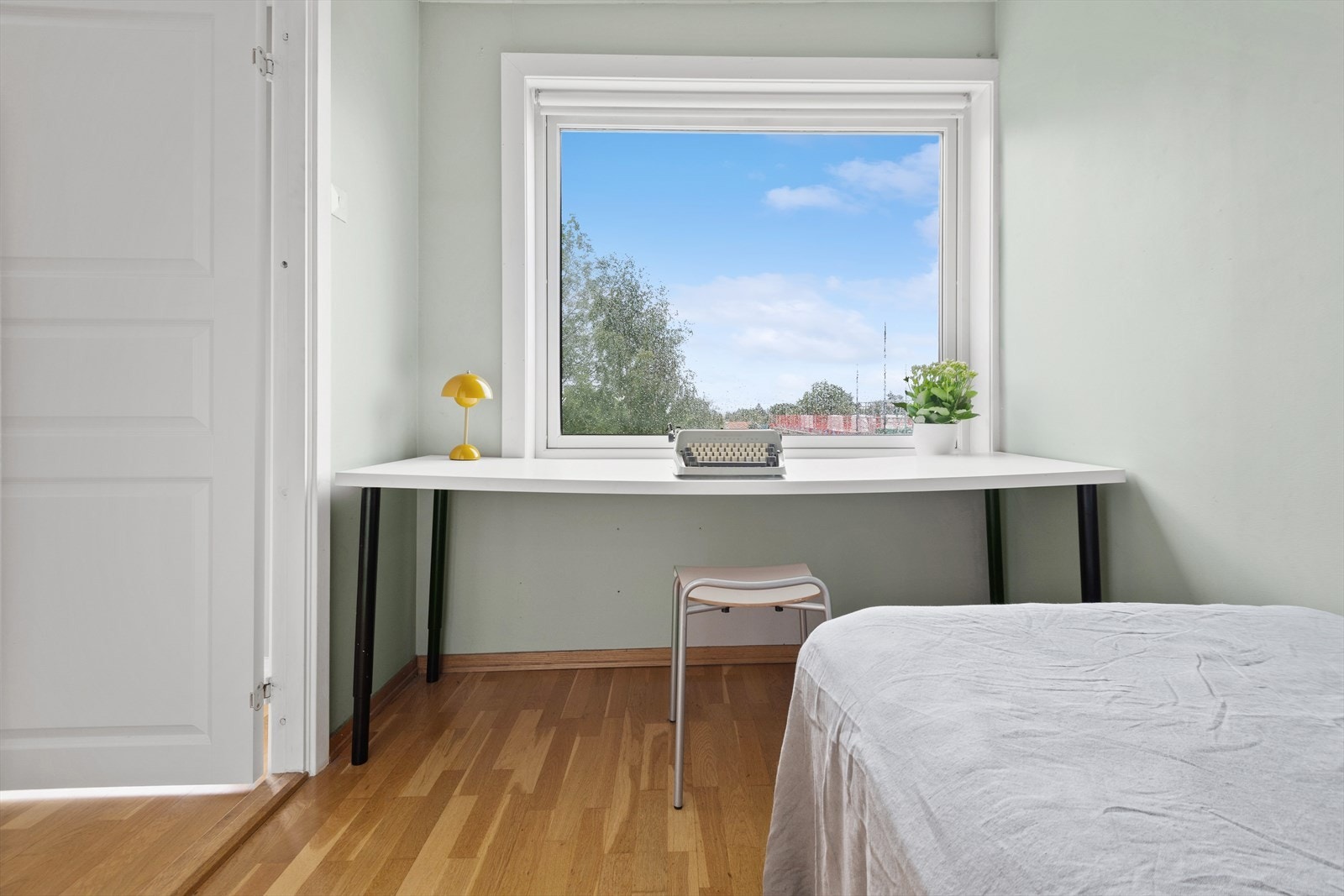 Soverommet har flere muligheter for møblering, og plass for skrivebord Galleribilde