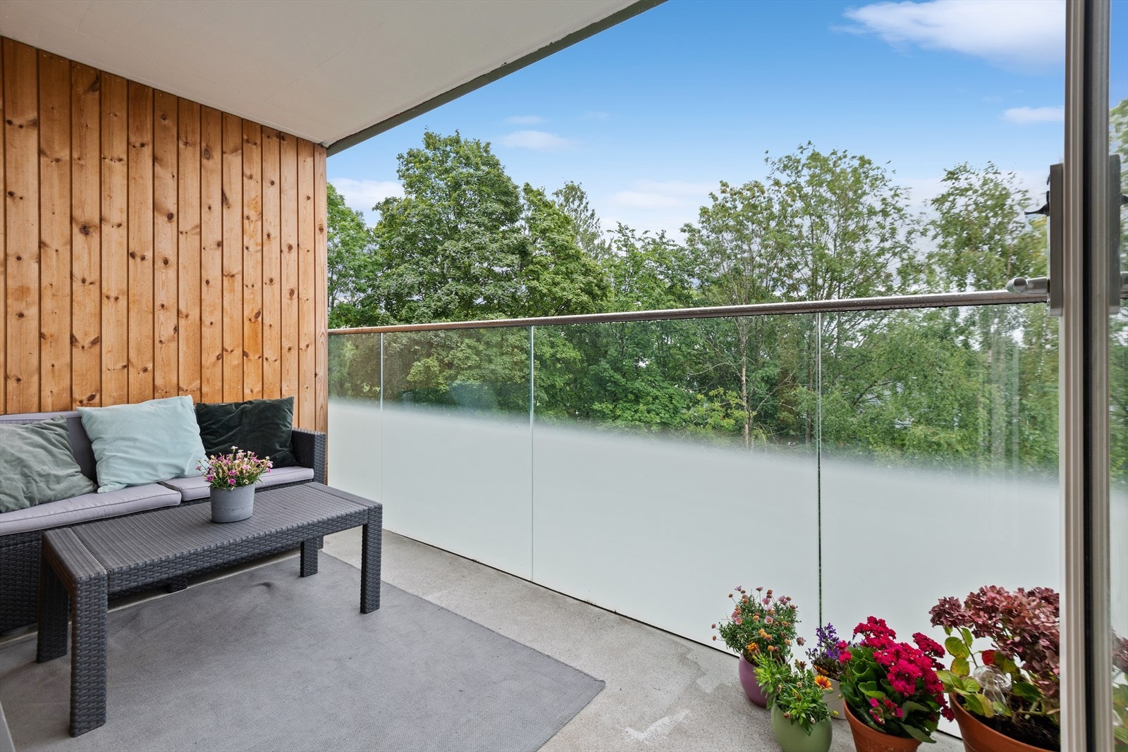 Fra stuen kommer du ut på en herlig overbygget balkong på ca 7,5kvm Galleribilde