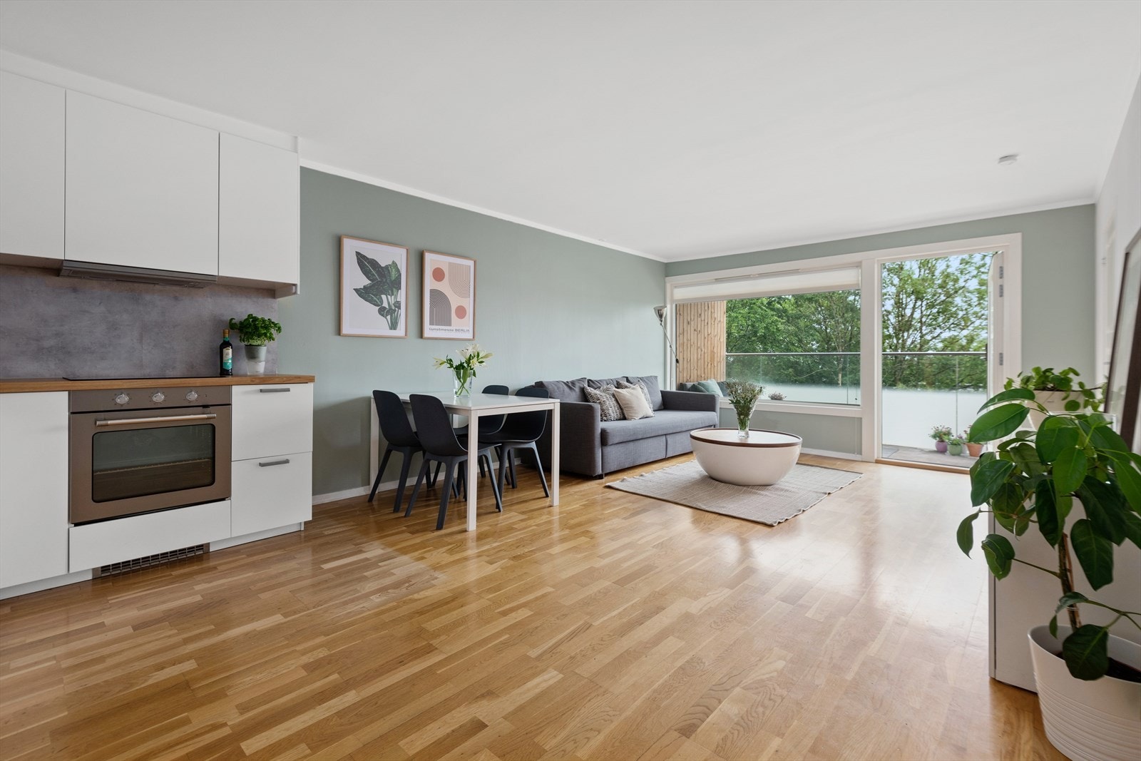 Flott lys og romslig stue med flere møbleringsmuligheter. Store vindusflater slipper inn godt med lys Galleribilde