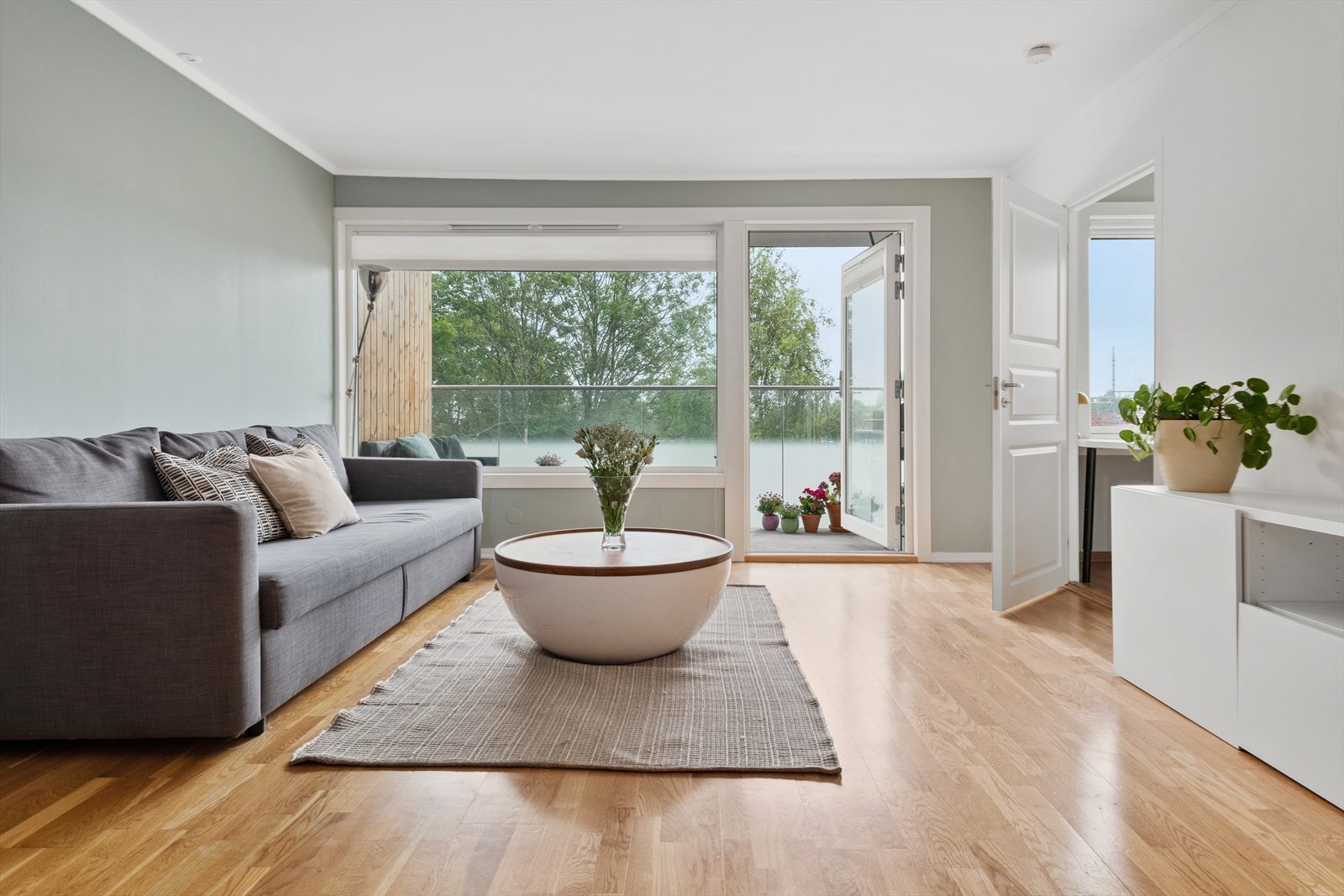 En flott leilighet med balkong, nyere kjøkken, et soverom + en alkove, og pent bad. Her bor du i nærhet til det meste du trenger i hverdagen Galleribilde