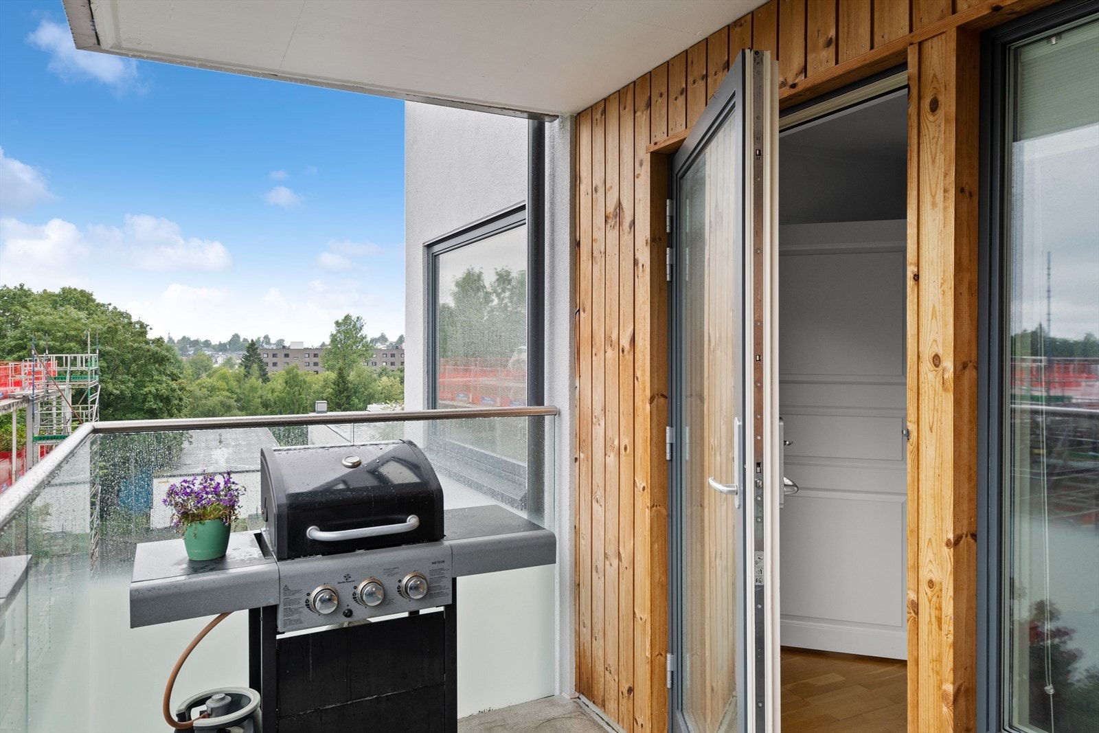 På balkongen er det deilig å grille med venner og familie på sommerstid! Galleribilde