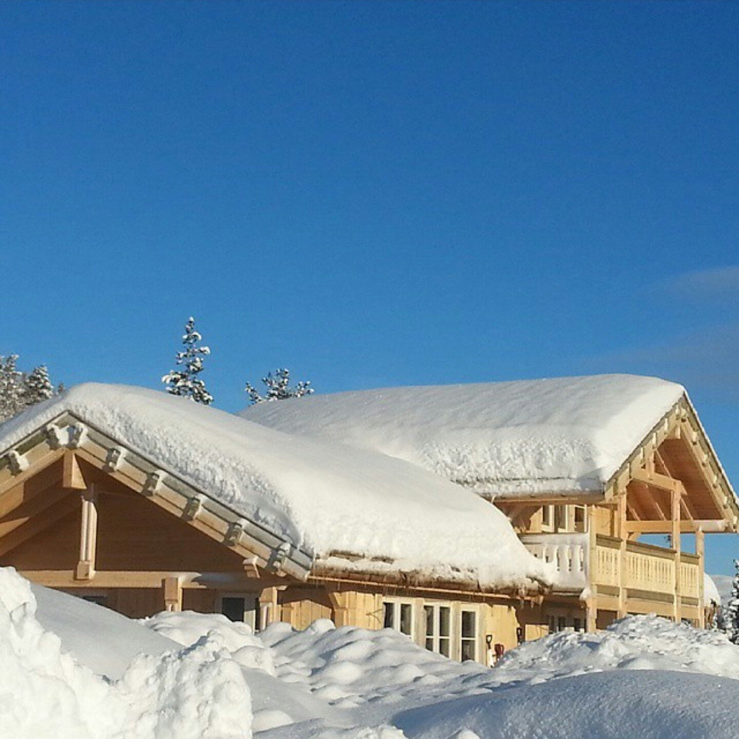 Under oppføring av tilsvarende hytte på Voss 2015.
Denne hytten er dimensjonert for 650 kg snølast / m2. Kan økes om man ønsker dette.