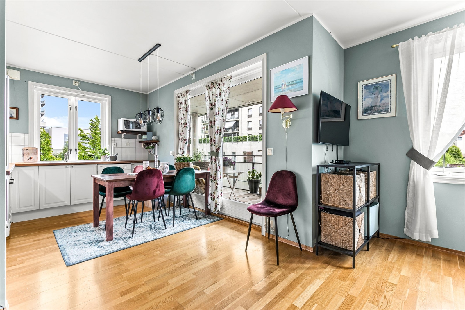 Det er en åpen kjøkken/stue løsning som gjør rommet til en sosial samlingsplass. Galleribilde