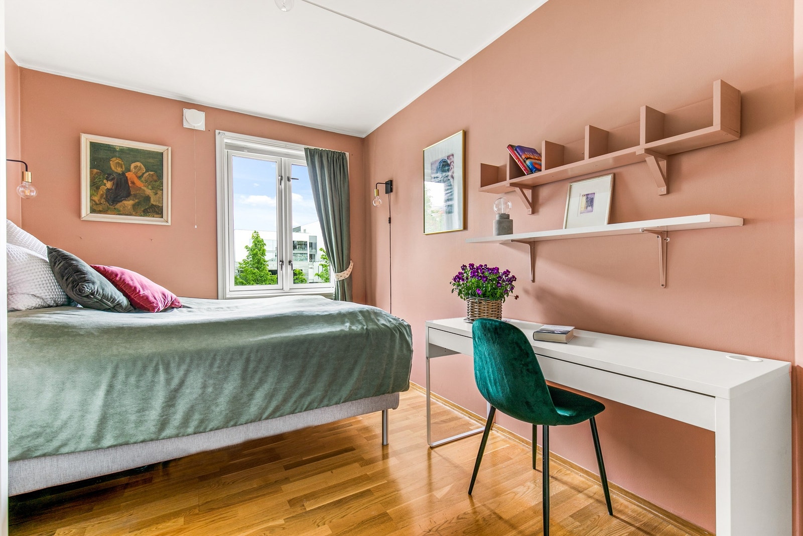 God plass til garderobeskap og annen møblering. Galleribilde