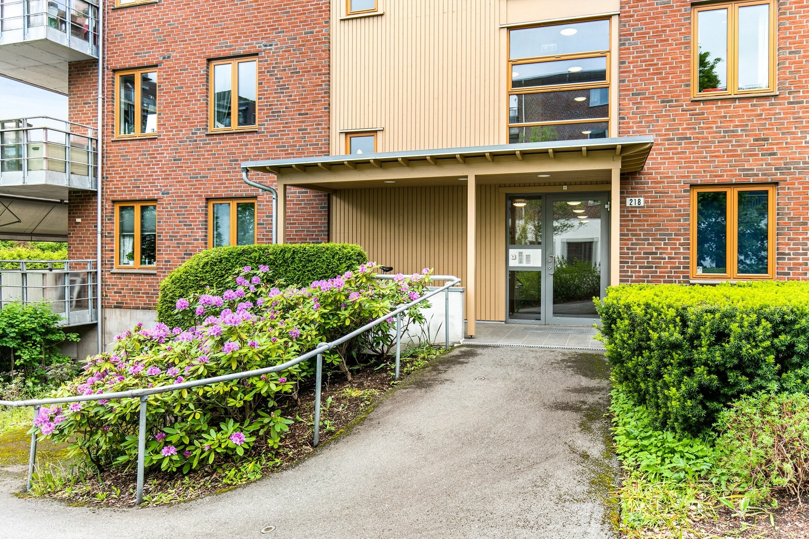 Eiendommen er seksjonert, og leiligheten er tilknyttet Eierseksjonssameiet Bekkestua Vest. Galleribilde