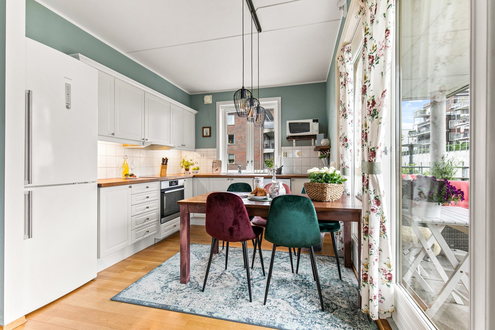 Kjøkkenet er innredet med profilerte fronter, benkeplate av tre, og nedfelt oppvaskkum av rustfritt stål og ett-greps armatur. Galleribilde