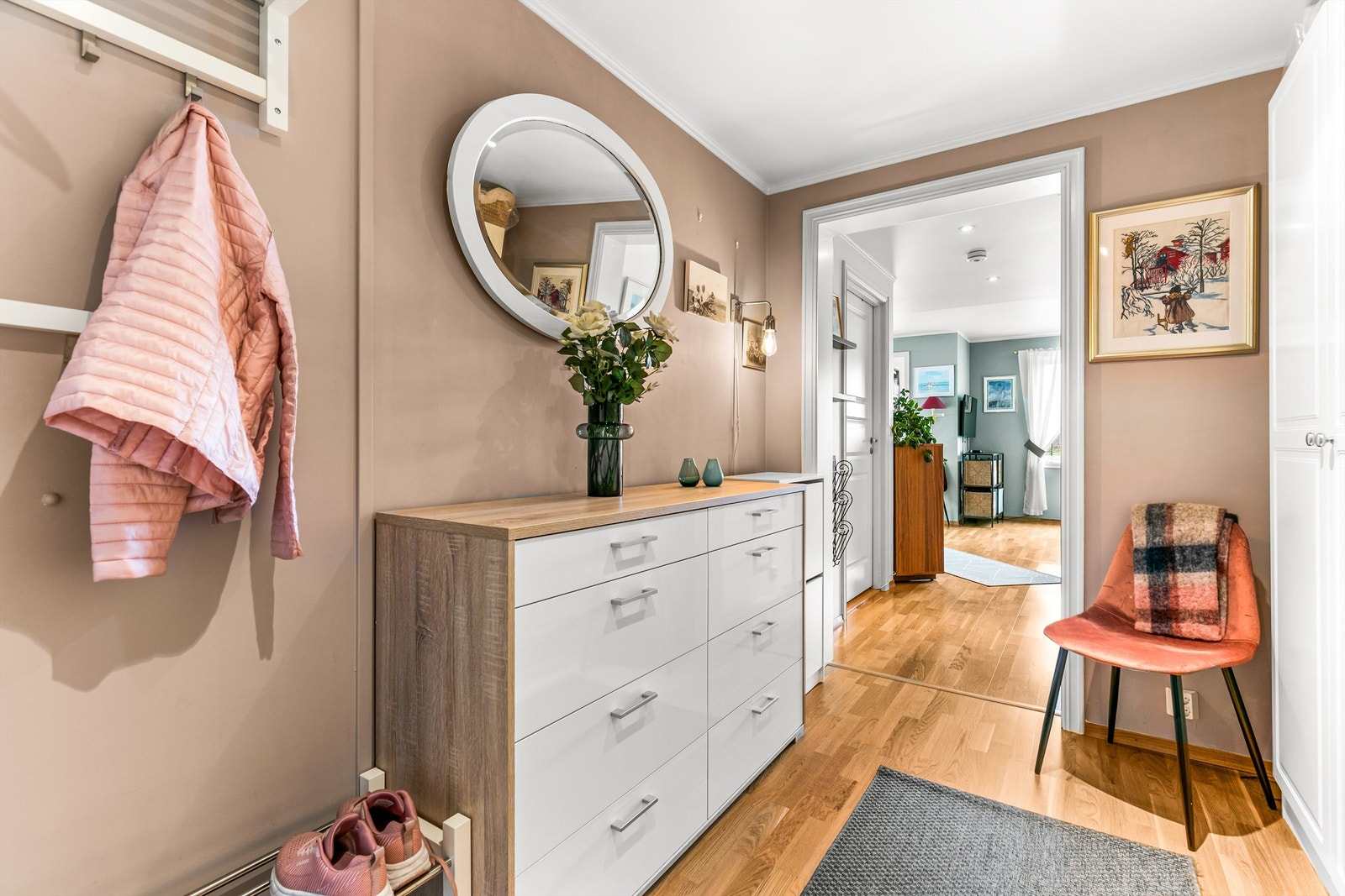 I entreen er det god plass til oppbevaring i garderobeskapene. Galleribilde