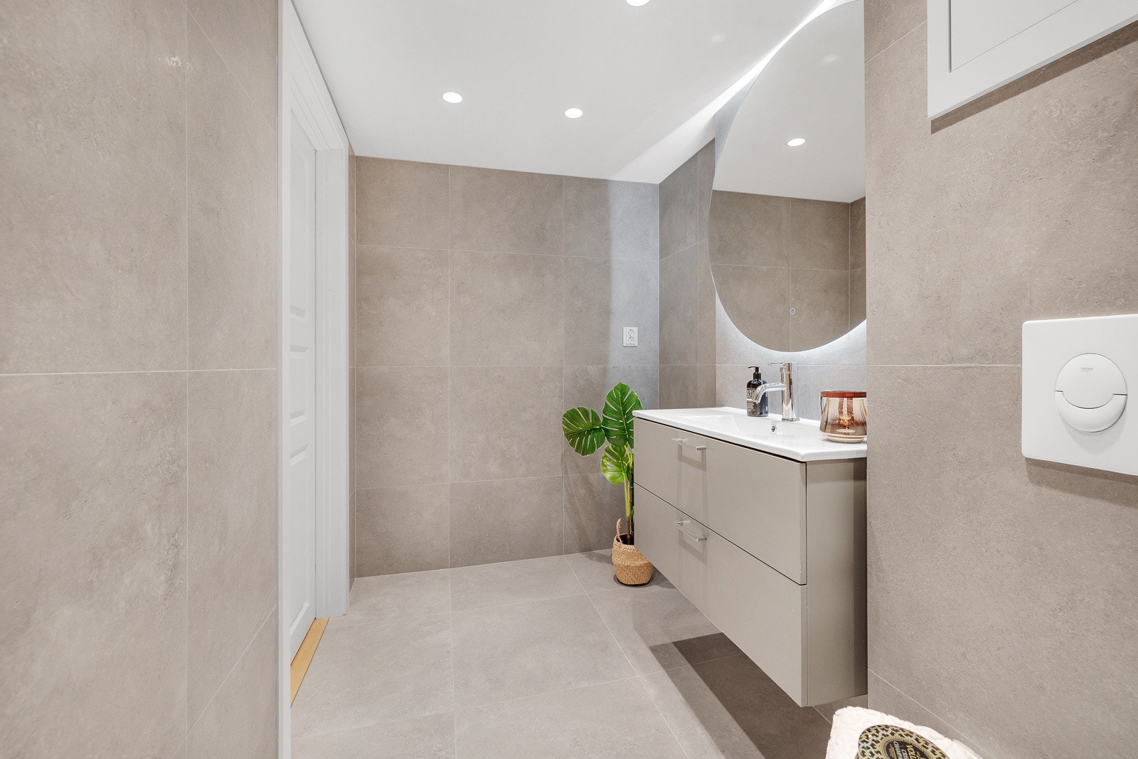 Delikat bad/WC oppusset i 2022. Dokumentasjon foreligger. Galleribilde