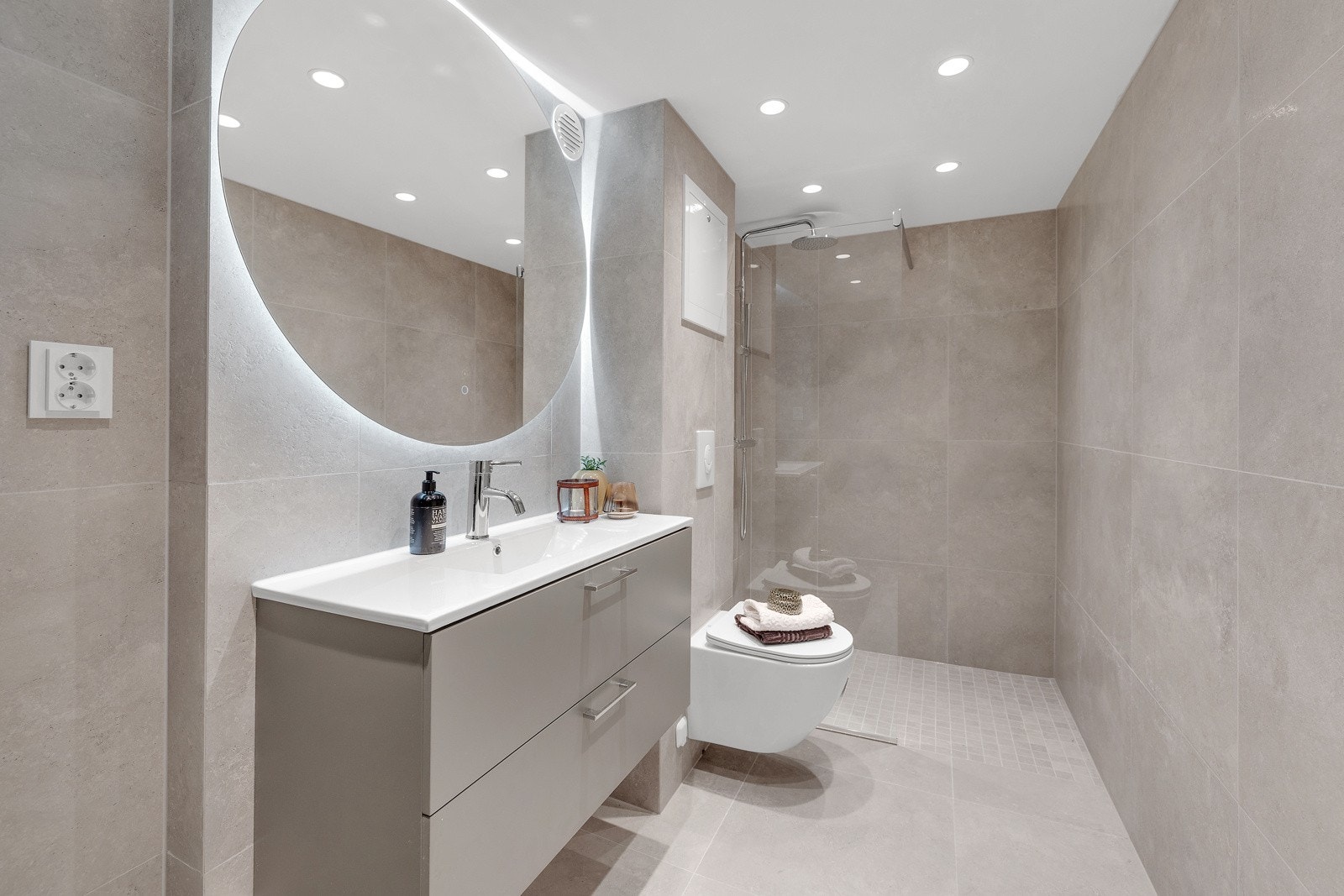 Dere vil elske dette badet! Duggfritt speil og HTH servantinnredning Galleribilde