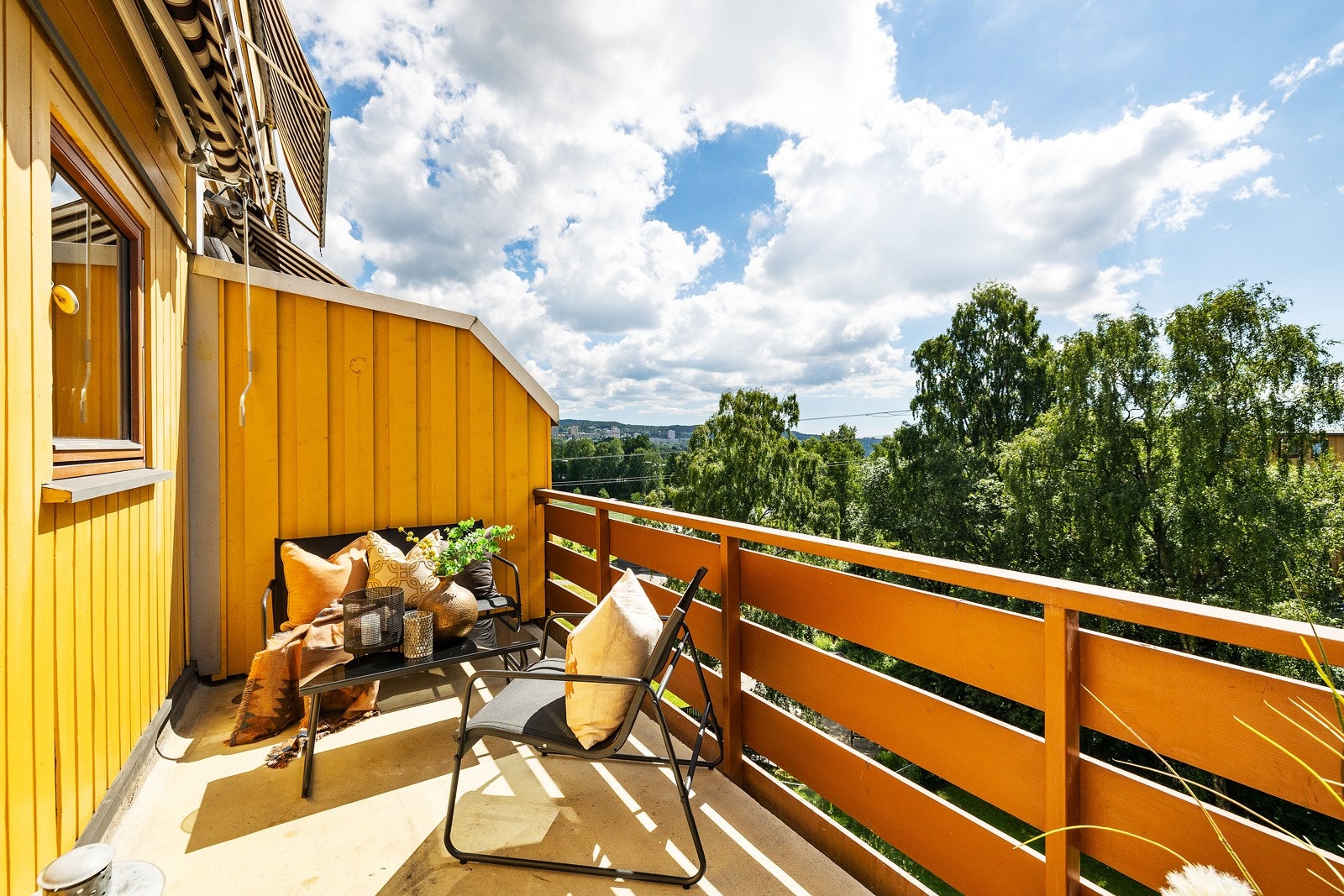 Solrik og vestvendt balkong uten innsyn. Manuell markise. Galleribilde