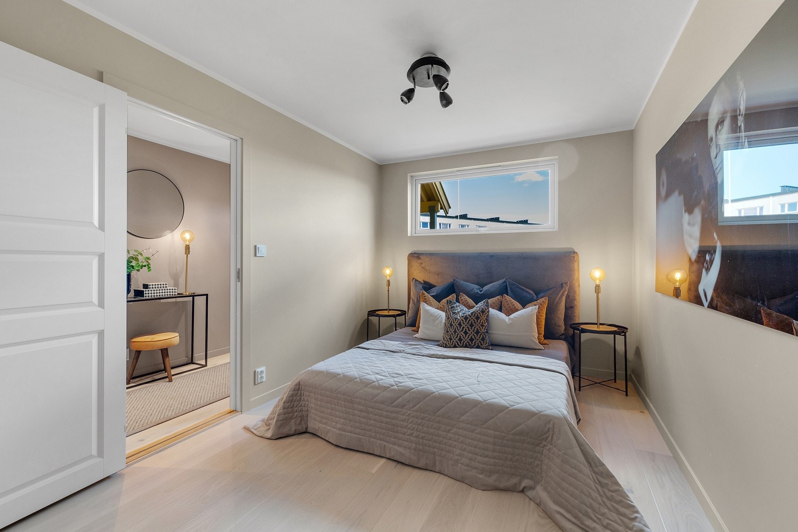 På hovedsoverom er det vindu fra 2018 Galleribilde